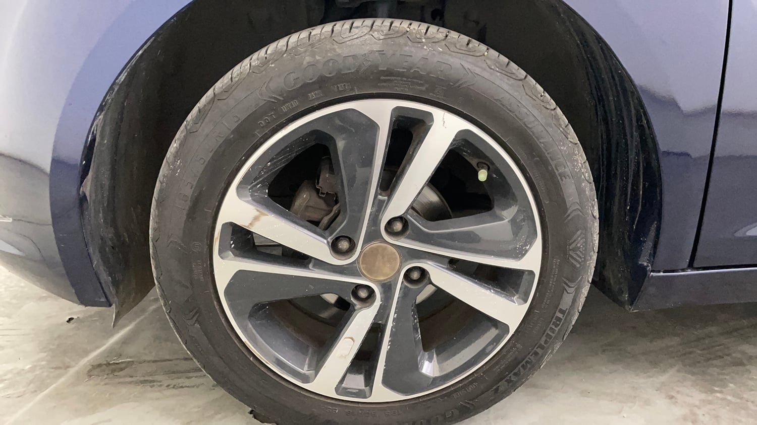 Used 2023 Tata Altroz XZ Plus (S) Petrol Manual tyres LEFT FRONT TYRE RIM VIEW