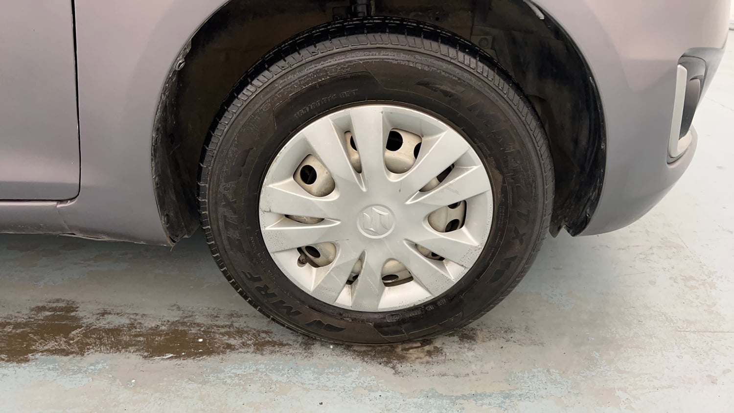 Used 2017 Maruti Suzuki Swift LXi Petrol Manual tyres RIGHT FRONT TYRE RIM VIEW
