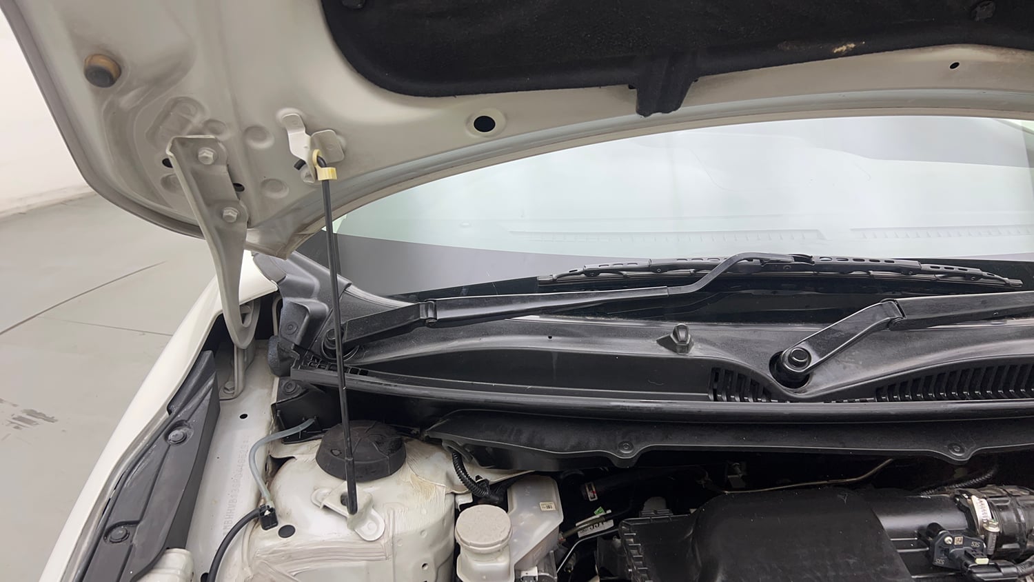 Used 2023 Maruti Suzuki Baleno Delta AGS Petrol Automatic engine ENGINE RIGHT SIDE HINGE & APRON VIEW