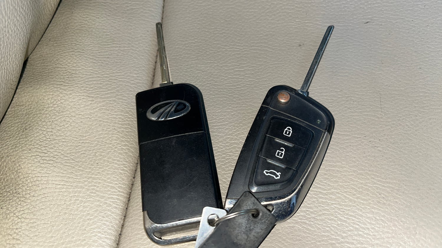 Used 2017 Mahindra XUV500 W4 Diesel Manual extra CAR KEY VIEW