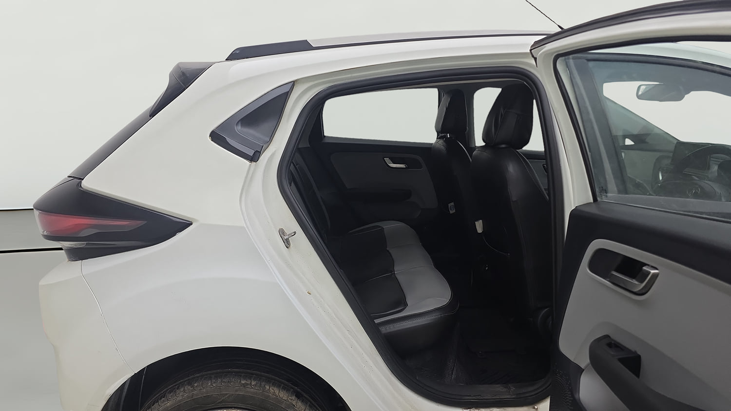 Used 2020 Tata Altroz XZ Petrol Petrol Manual interior RIGHT SIDE REAR DOOR CABIN VIEW