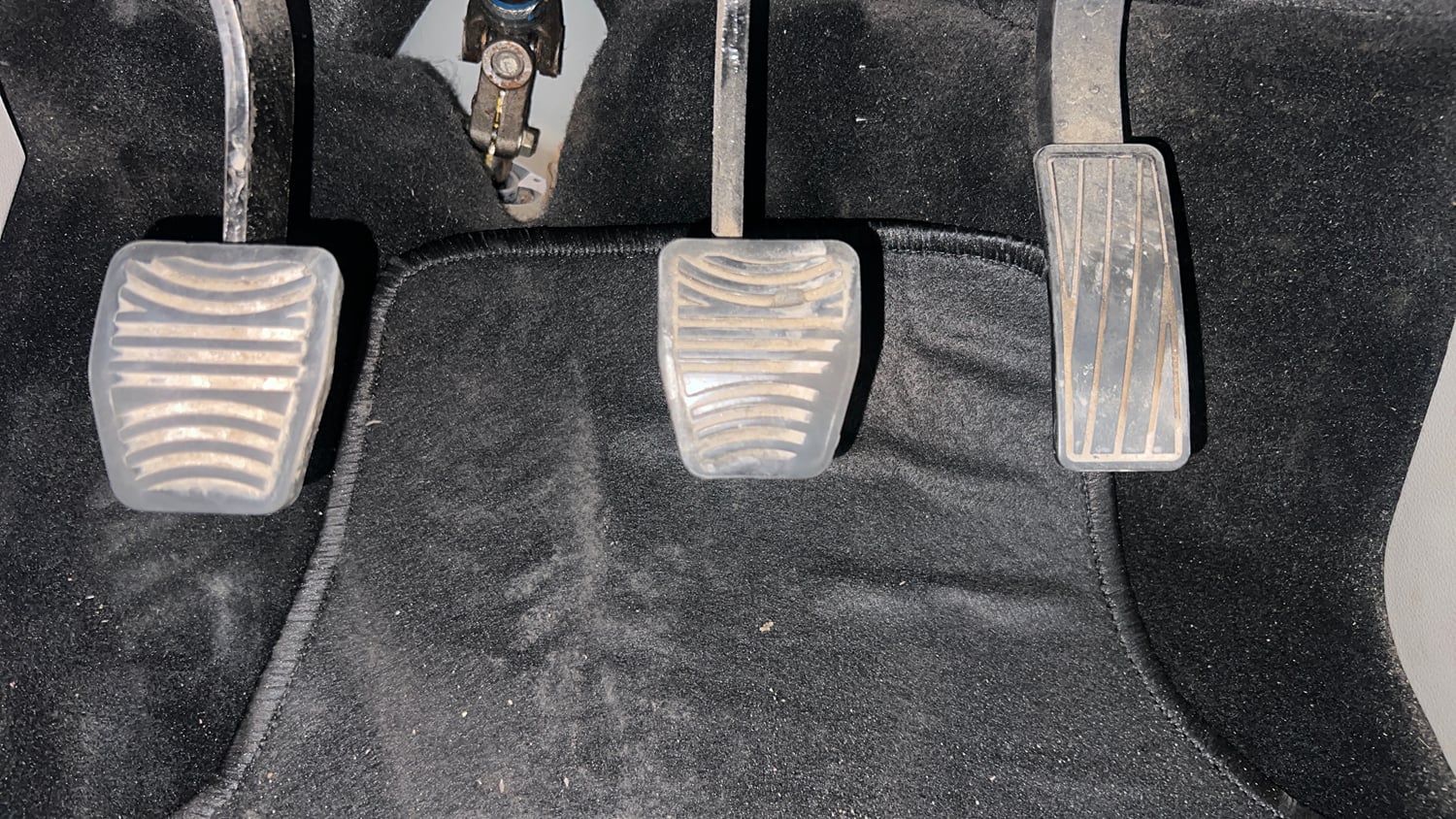 Used 2022 Mahindra XUV 300 W8 1.5 Diesel Diesel Manual interior PEDALS VIEW