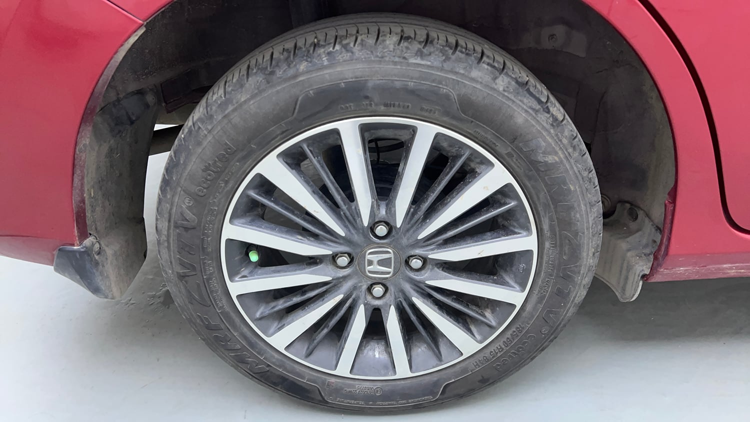 Used 2025 Honda Amaze ZX 1.2 Petrol CVT Petrol Automatic tyres RIGHT REAR TYRE RIM VIEW