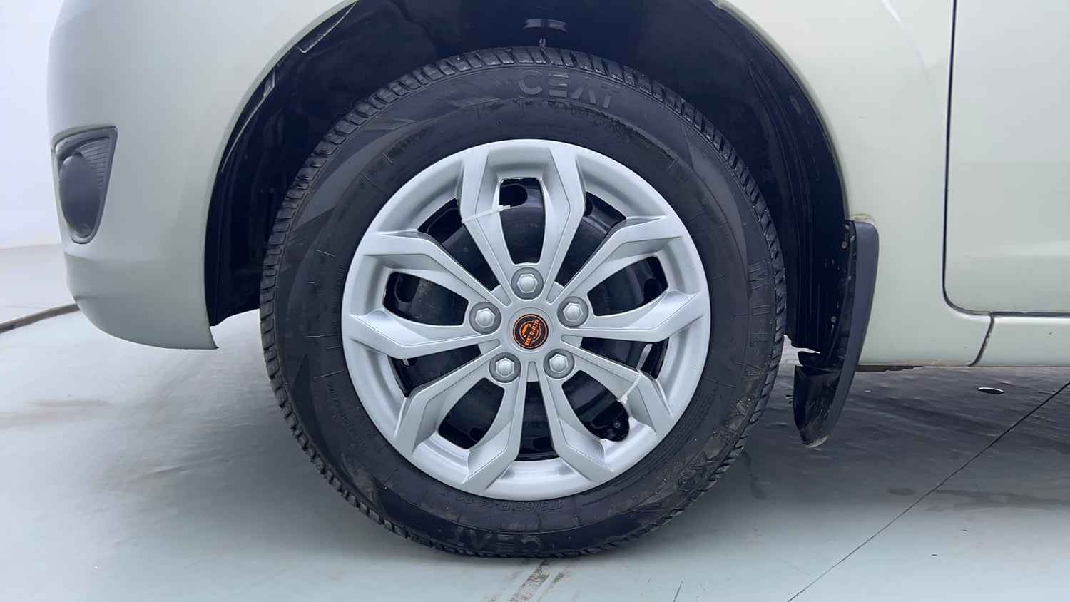 Used 2012 Ford Figo Duratec Petrol ZXI 1.2 Petrol Manual tyres LEFT FRONT TYRE RIM VIEW