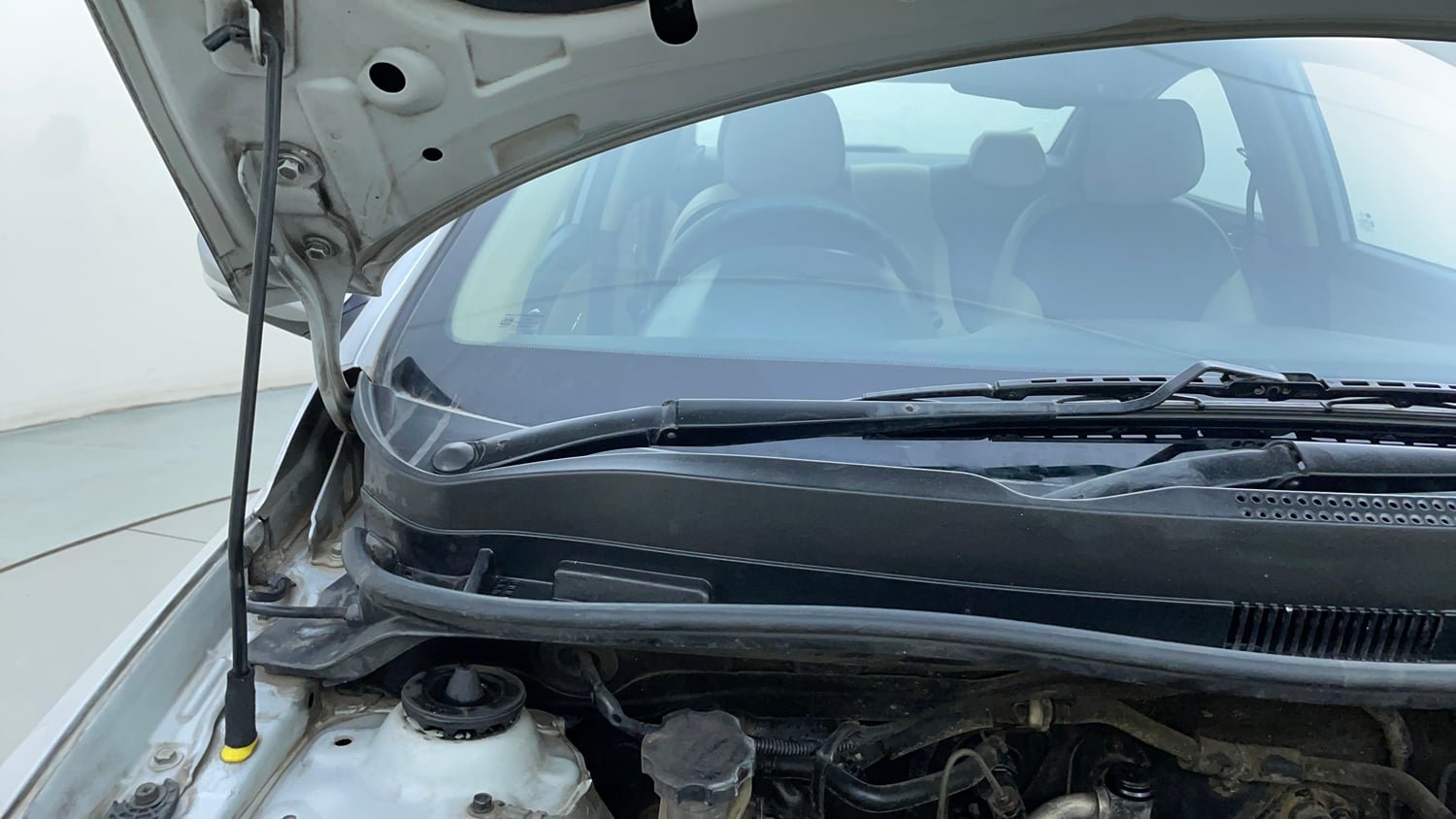 Used 2014 Hyundai Verna Fluidic 1.6 VTVT SX Petrol Manual engine ENGINE RIGHT SIDE HINGE & APRON VIEW