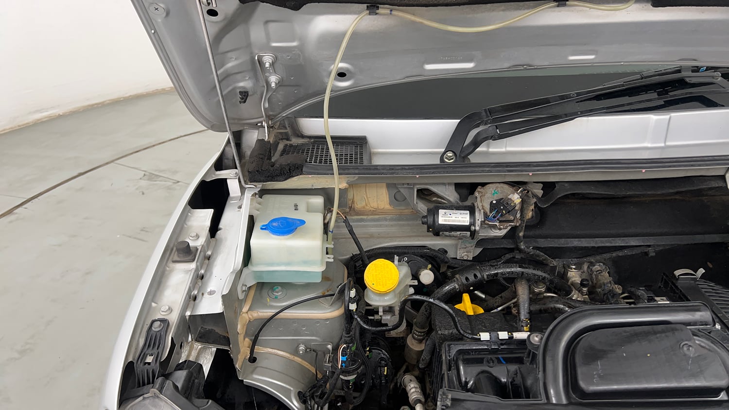 Used 2022 Renault Kwid RXT 1.0 (O) Petrol Manual engine ENGINE RIGHT SIDE HINGE & APRON VIEW