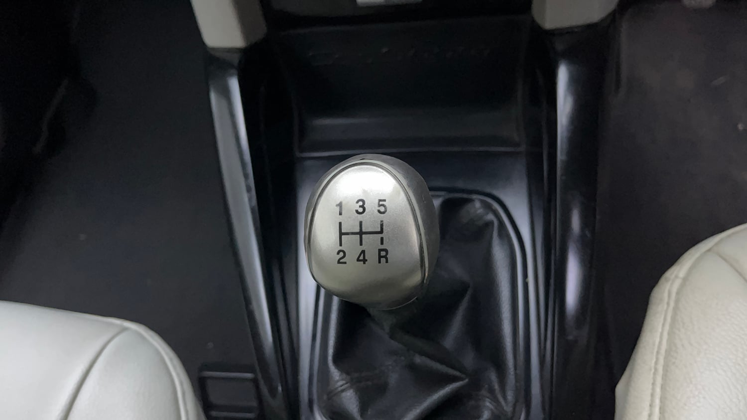 Used 2014 Ford EcoSport Titanium 1.5 TDCi Diesel Manual interior GEAR  KNOB VIEW