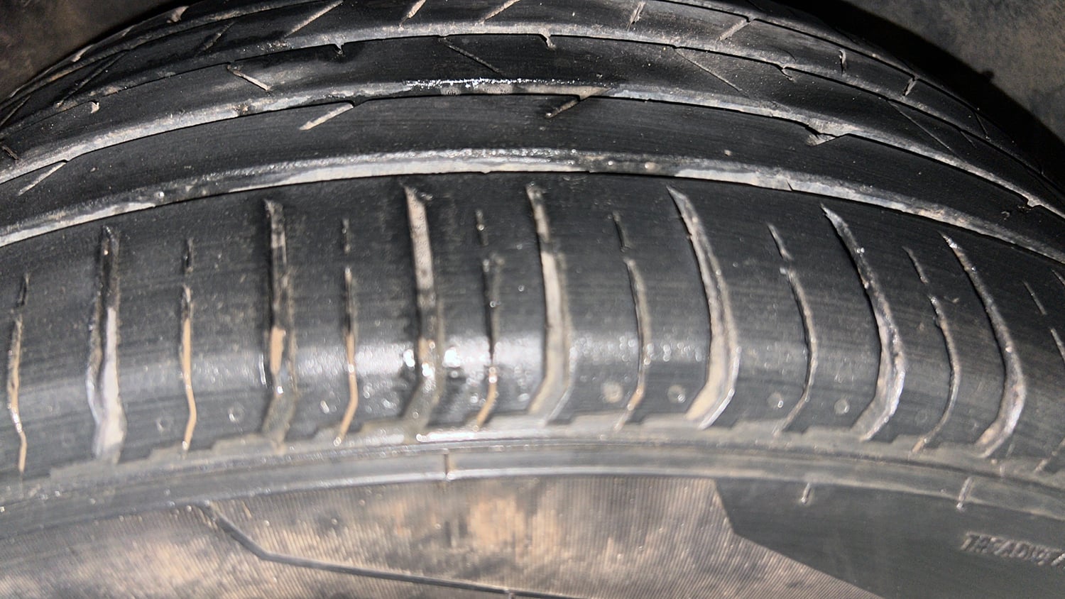 Used 2023 Hyundai Venue SX (O) 1.0 Turbo DCT Petrol Automatic tyres RIGHT FRONT TYRE TREAD VIEW