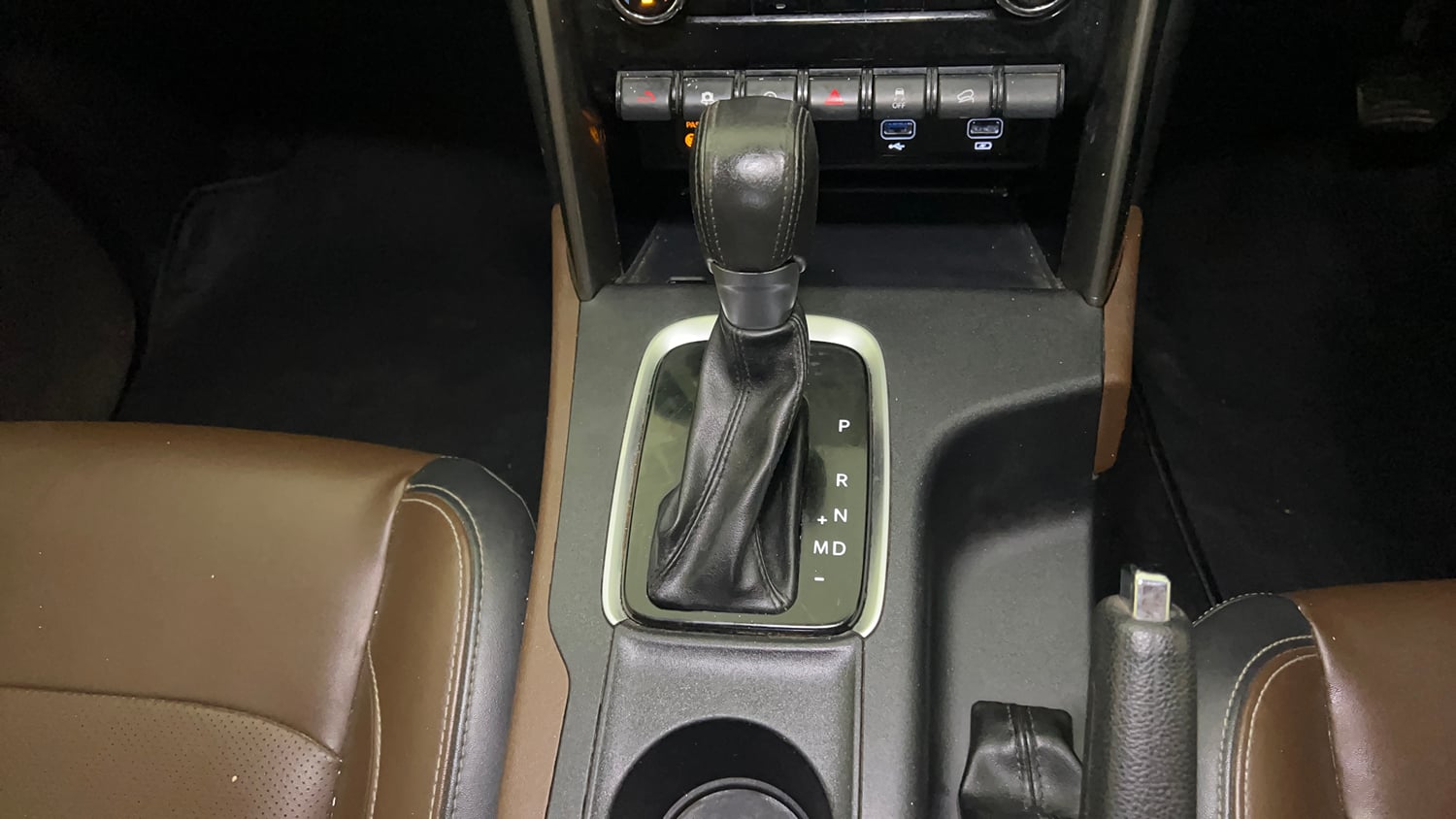 Used 2022 Mahindra Scorpio N Z8 L Petrol AT 7 STR Petrol Automatic interior GEAR  KNOB VIEW