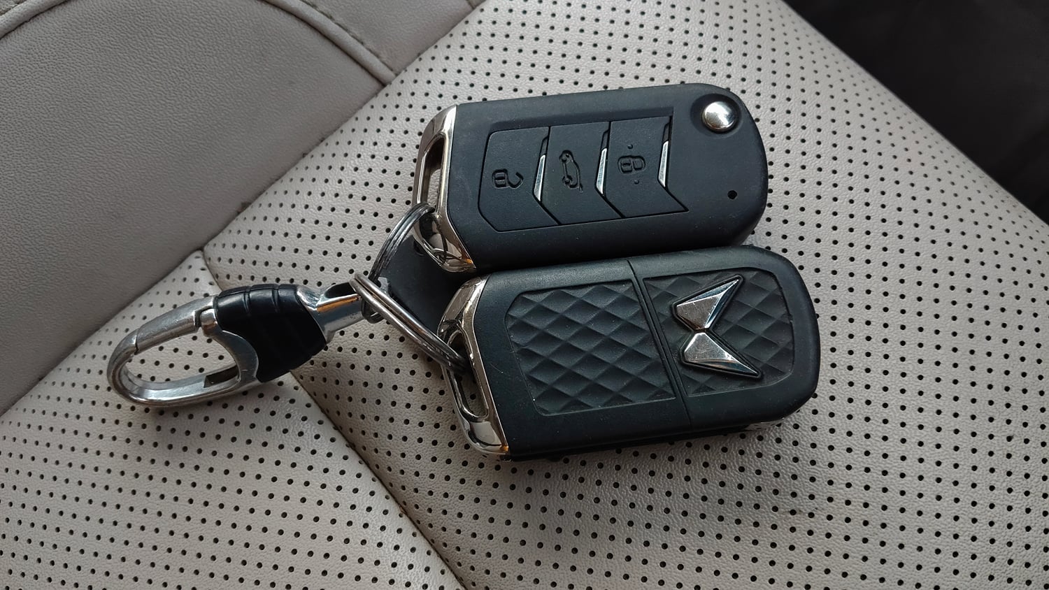 Used 2024 Mahindra XUV700 AX7 Luxury Pack Petrol AT 7 STR Petrol Automatic extra CAR KEY VIEW