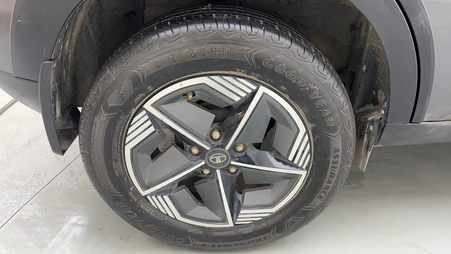Used 2024 Tata Nexon Creative Plus S 1.2 Revotron Petrol 6AMT Petrol Automatic tyres RIGHT REAR TYRE RIM VIEW