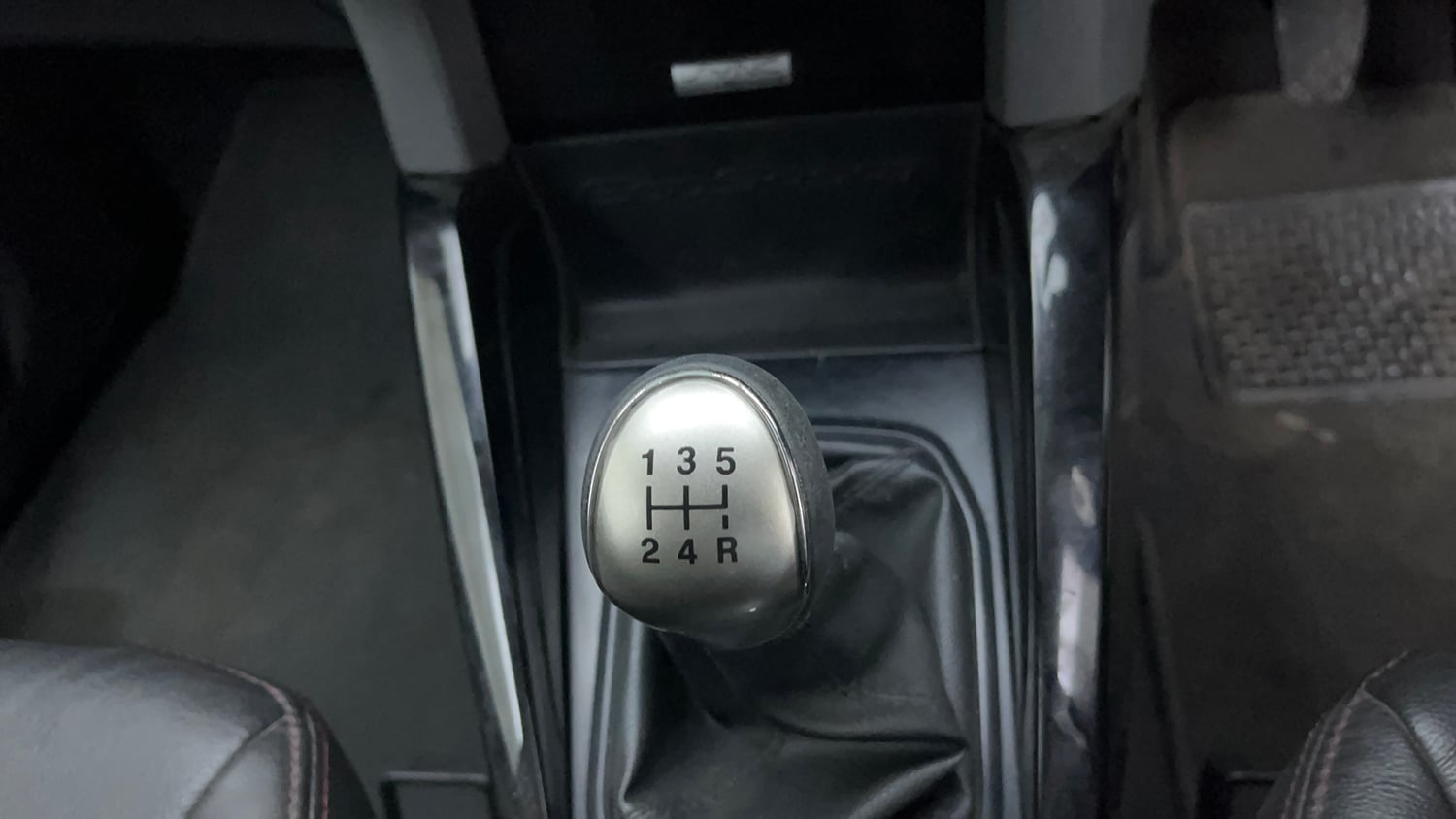 Used 2015 Ford EcoSport Titanium 1.5 TDCi (Opt) Diesel Manual interior GEAR  KNOB VIEW