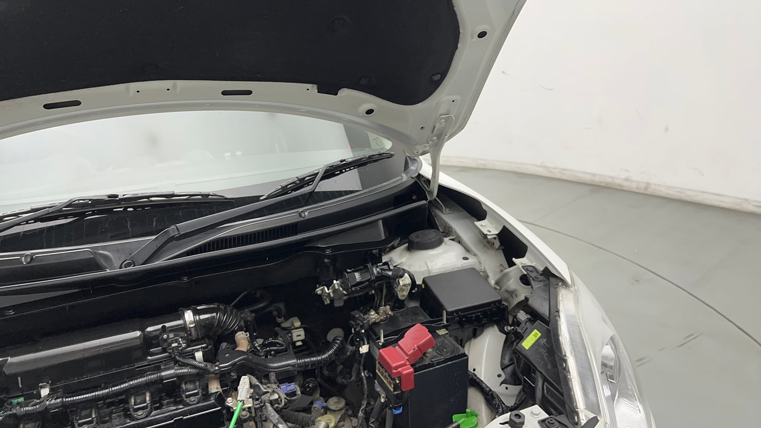 Used 2022 Maruti Suzuki Swift VXi Petrol Manual engine ENGINE LEFT SIDE HINGE & APRON VIEW