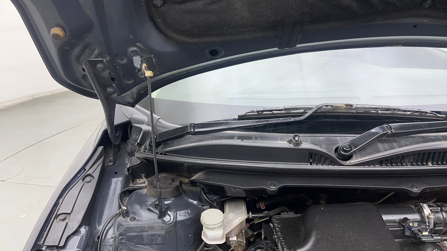 Used 2023 Toyota Glanza G Petrol Manual engine ENGINE RIGHT SIDE HINGE & APRON VIEW