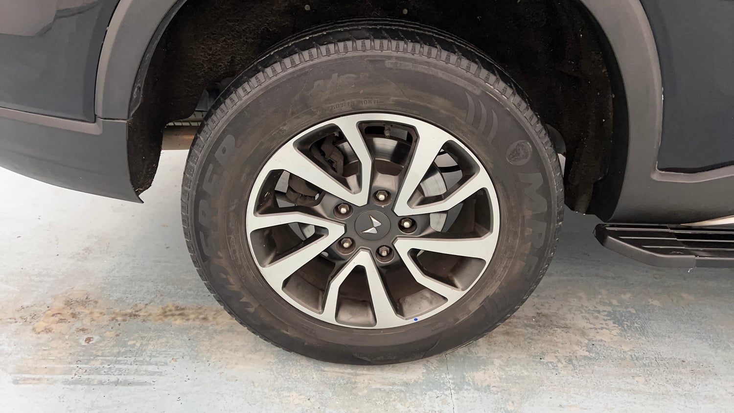 Used 2022 Mahindra Scorpio N Z8 L Petrol AT 7 STR Petrol Automatic tyres RIGHT REAR TYRE RIM VIEW