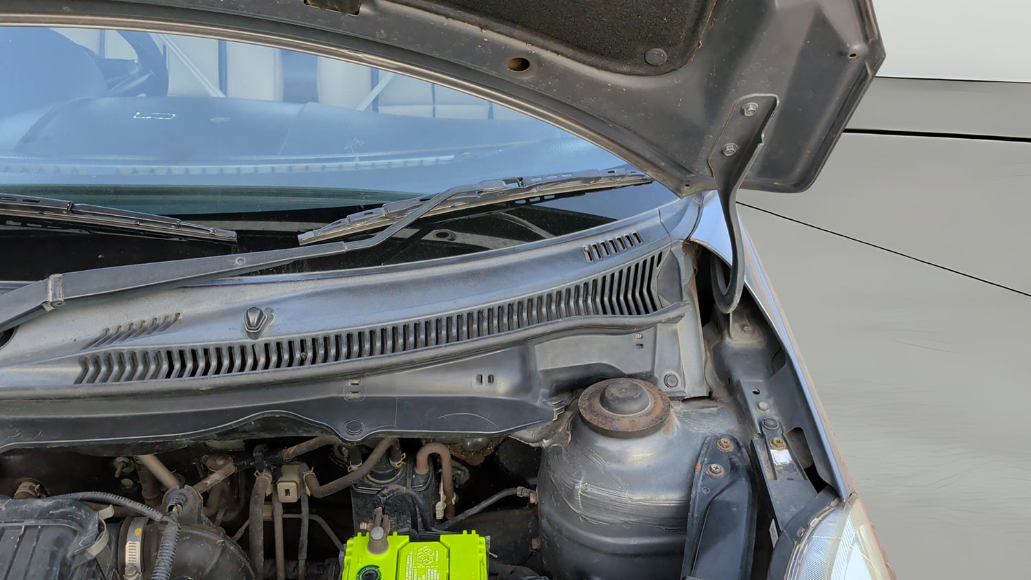 Used 2014 Maruti Suzuki Swift Dzire VXI Petrol Manual engine ENGINE LEFT SIDE HINGE & APRON VIEW