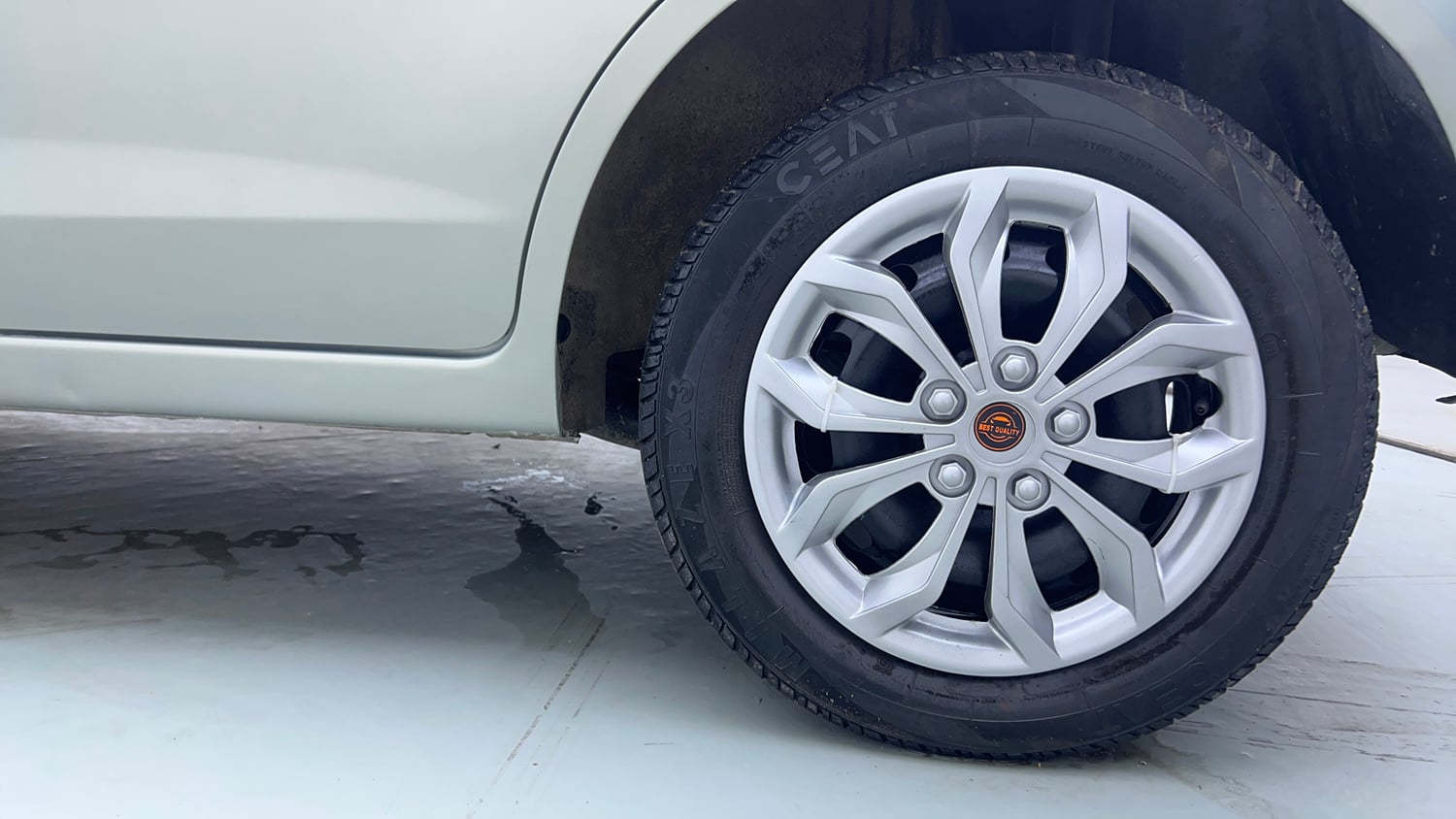Used 2012 Ford Figo Duratec Petrol ZXI 1.2 Petrol Manual tyres LEFT REAR TYRE RIM VIEW