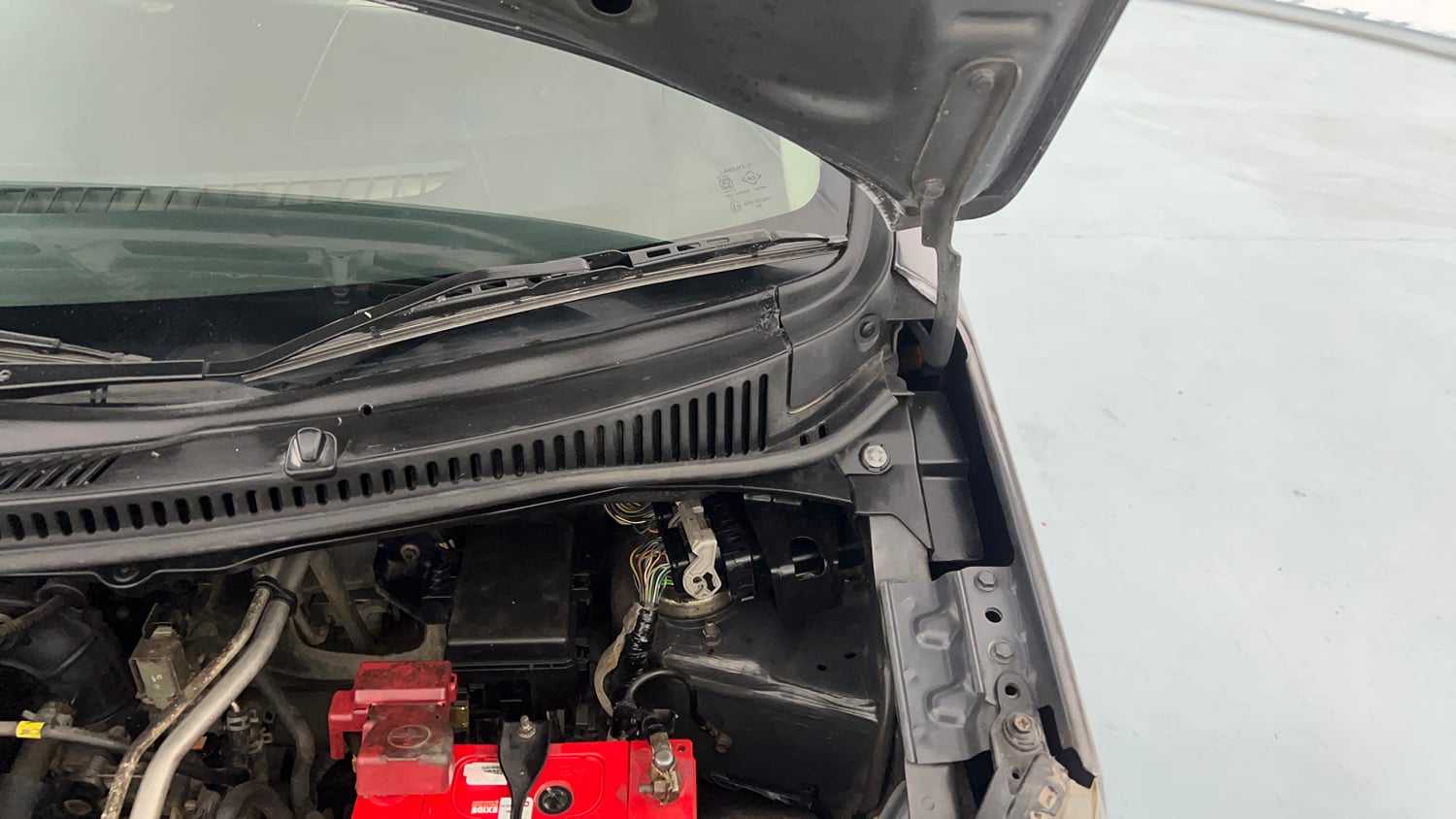 Used 2015 Maruti Suzuki Wagon R VXI Petrol Manual engine ENGINE LEFT SIDE HINGE & APRON VIEW