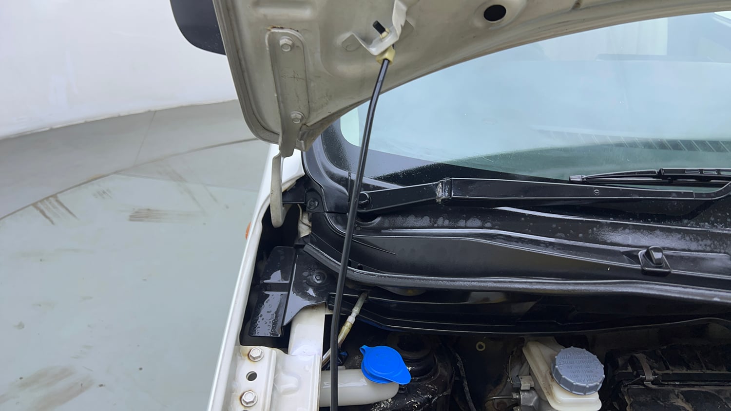 Used 2018 Maruti Suzuki Wagon R LXI Petrol Manual engine ENGINE RIGHT SIDE HINGE & APRON VIEW