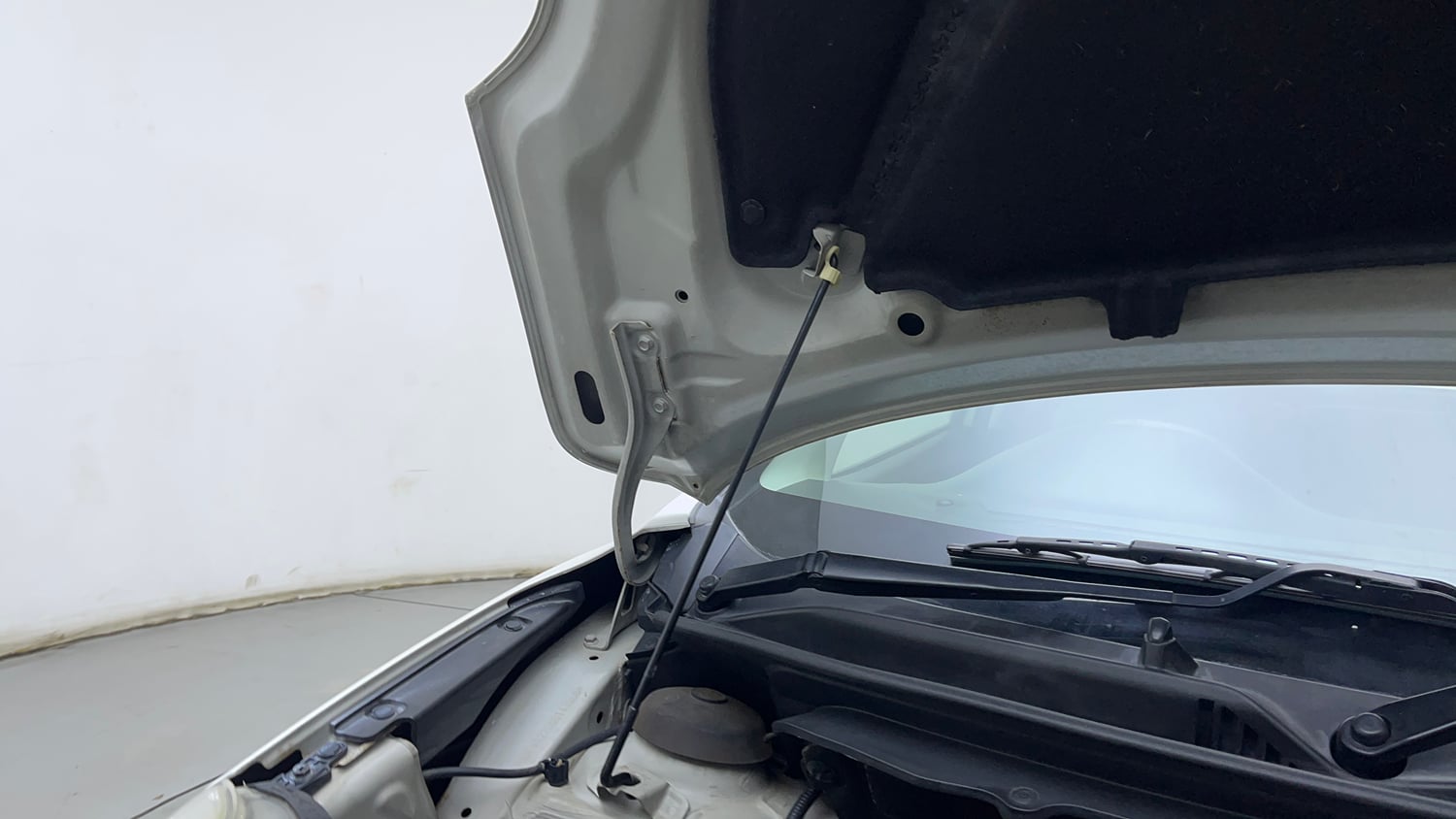 Used 2016 Maruti Suzuki Baleno Delta 1.2 Petrol Manual engine ENGINE RIGHT SIDE HINGE & APRON VIEW