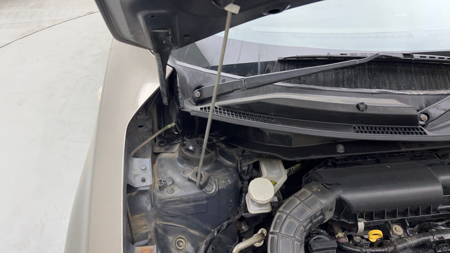 Used 2021 Maruti Suzuki Swift LXi Petrol Manual engine ENGINE RIGHT SIDE HINGE & APRON VIEW