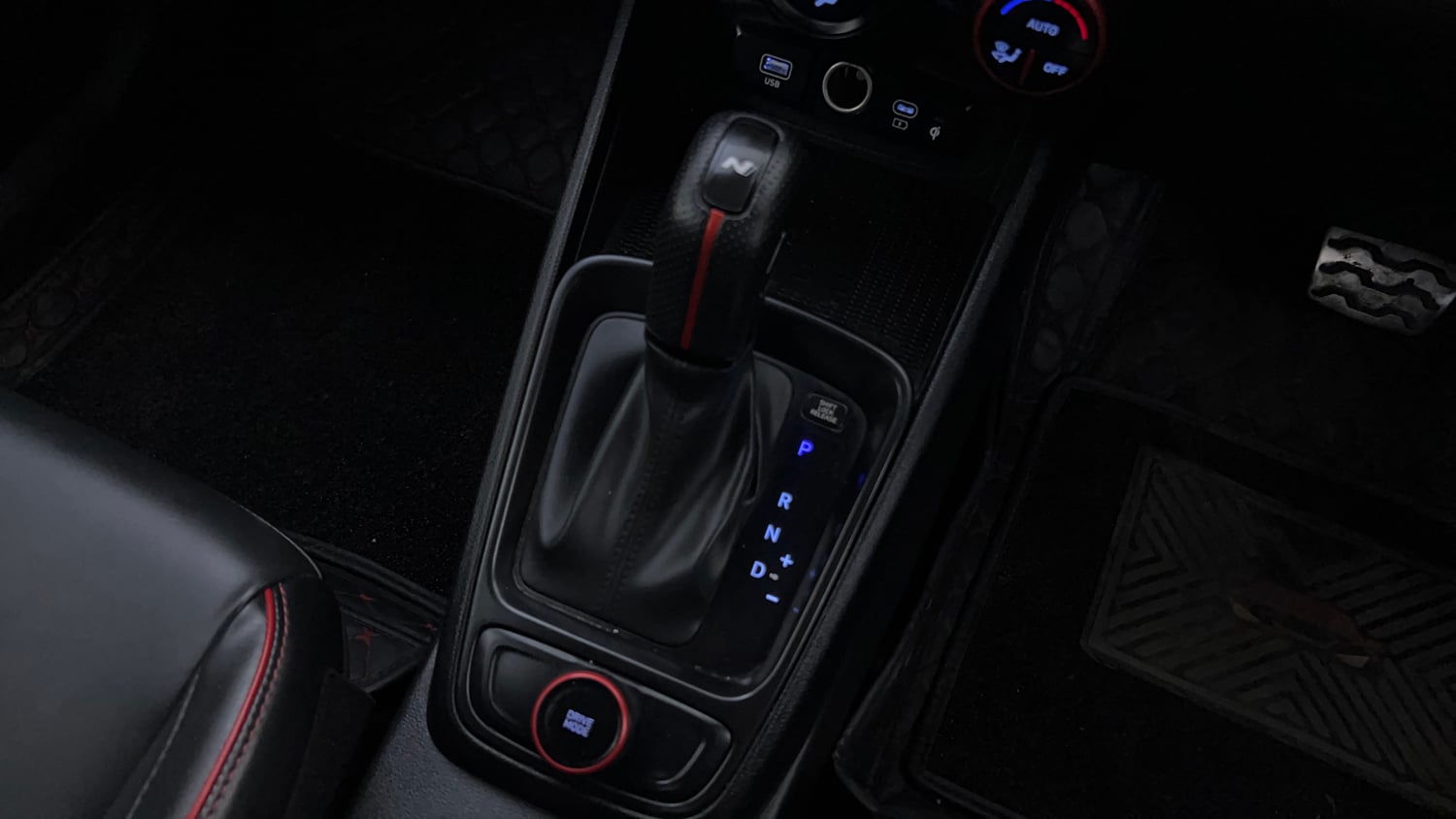 Used 2023 Hyundai Venue N-Line N6 DCT Dual Tone Petrol Automatic interior GEAR  KNOB VIEW
