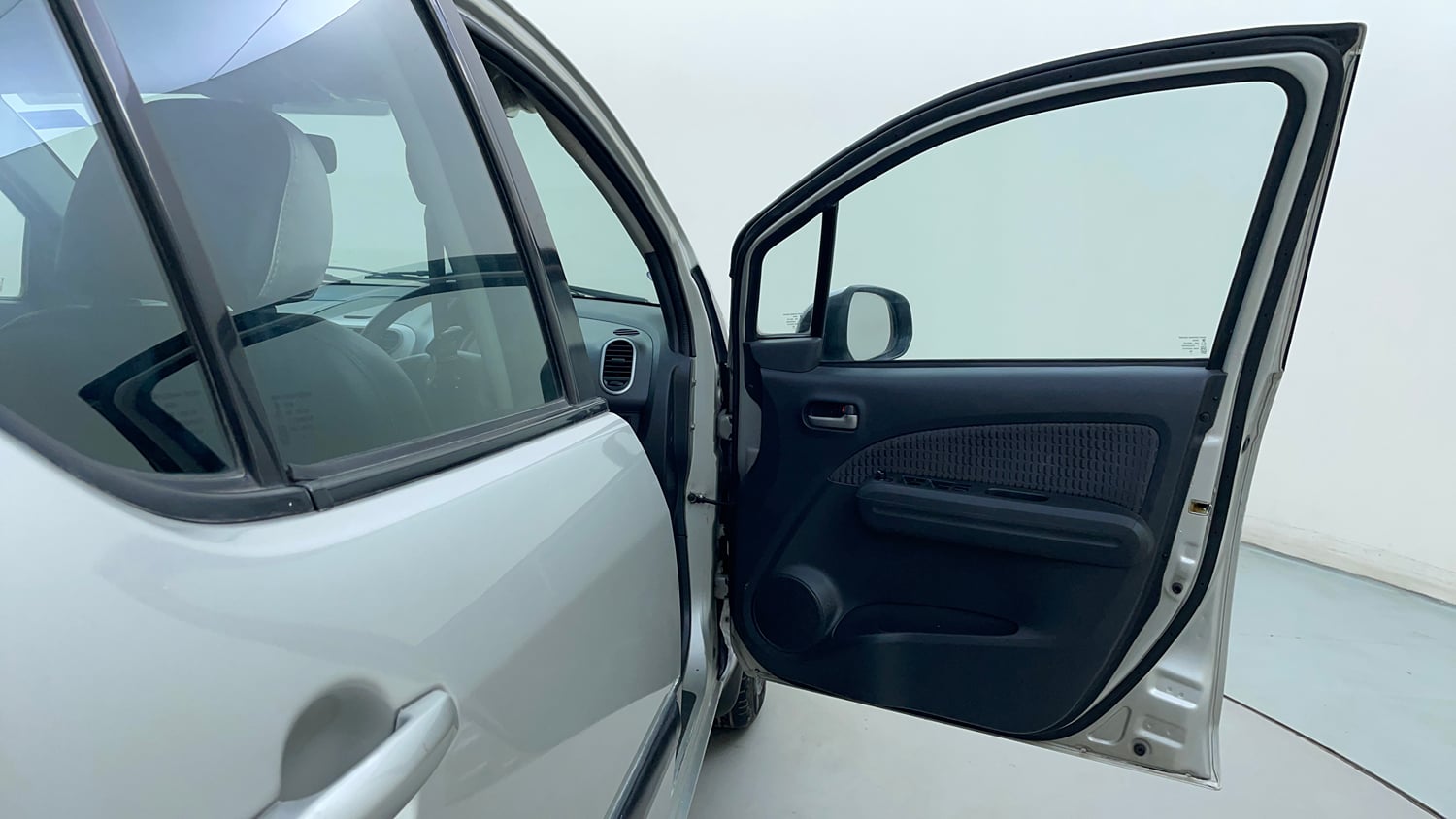 Used 2015 Maruti Suzuki Ritz Zxi BS-IV Petrol Manual interior RIGHT FRONT DOOR OPEN VIEW