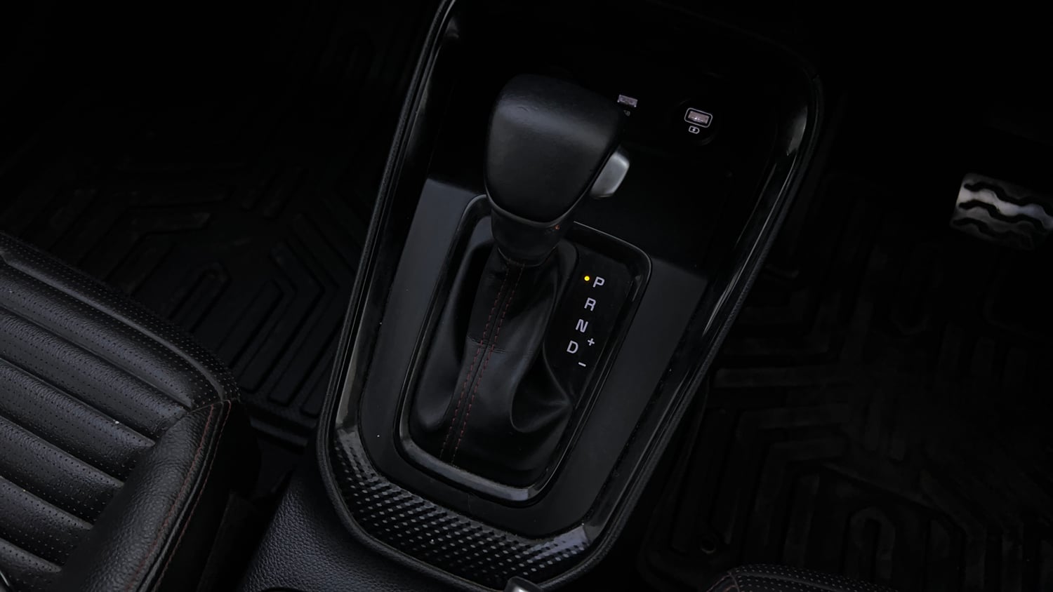 Used 2022 Kia Sonet GTX Plus 1.0 DCT Petrol Automatic interior GEAR  KNOB VIEW