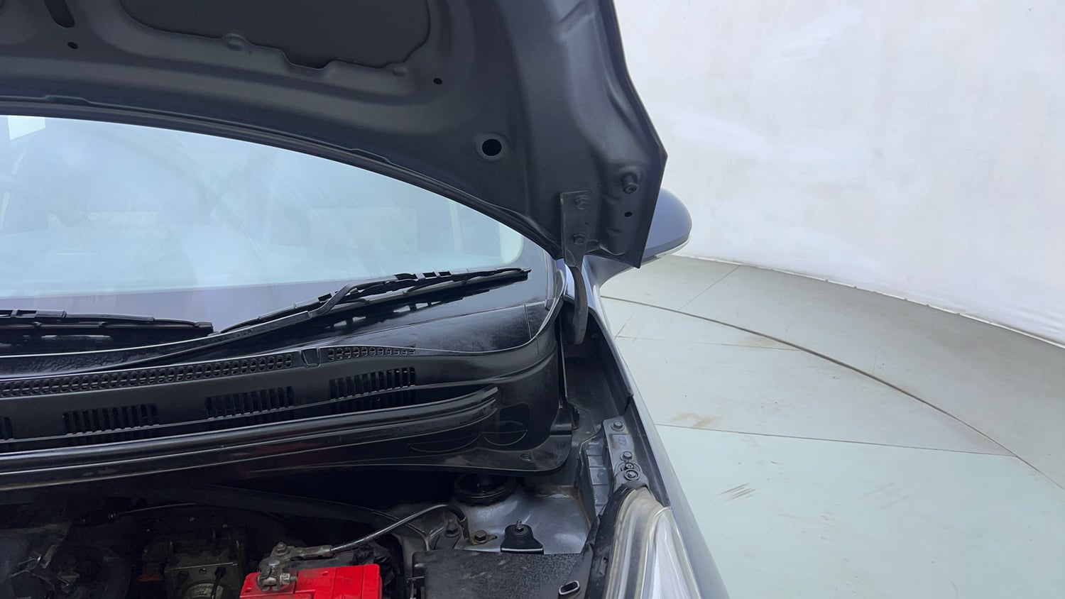 Used 2015 Hyundai Xcent SX 1.2 Petrol Manual engine ENGINE LEFT SIDE HINGE & APRON VIEW