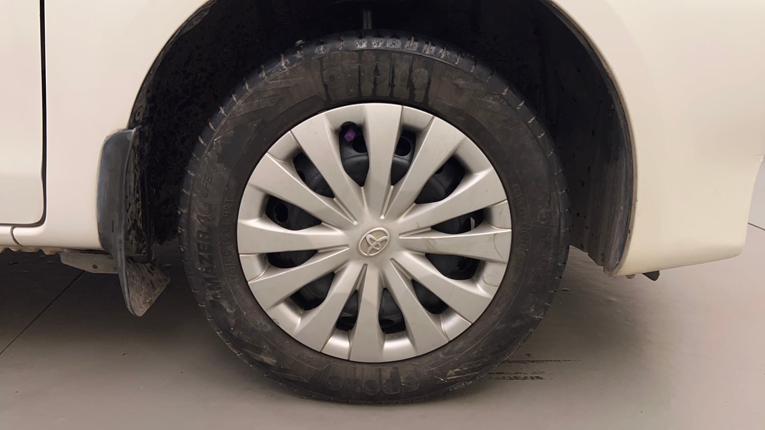 Used 2013 Toyota Etios Liva G Petrol Manual tyres RIGHT FRONT TYRE RIM VIEW