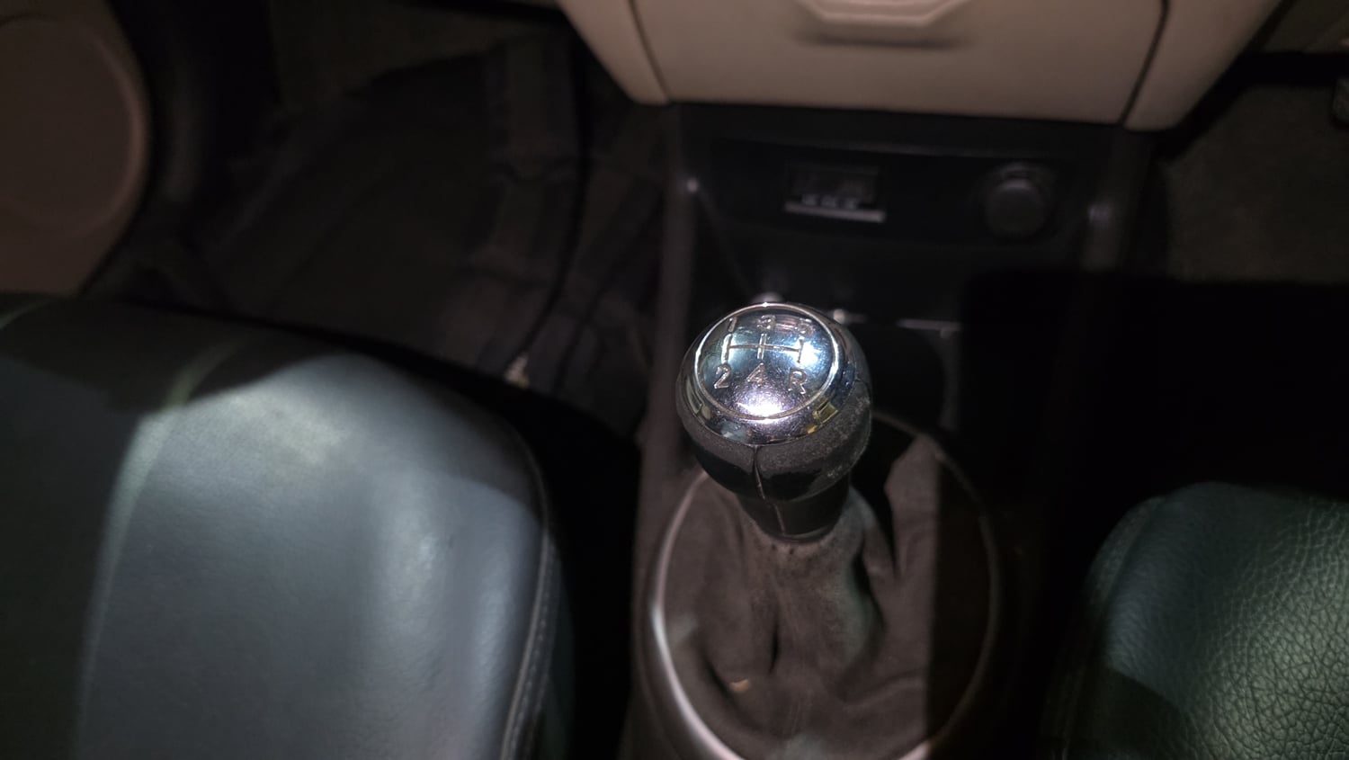 Used 2013 Hyundai i20 Asta 1.2 Petrol Manual interior GEAR  KNOB VIEW
