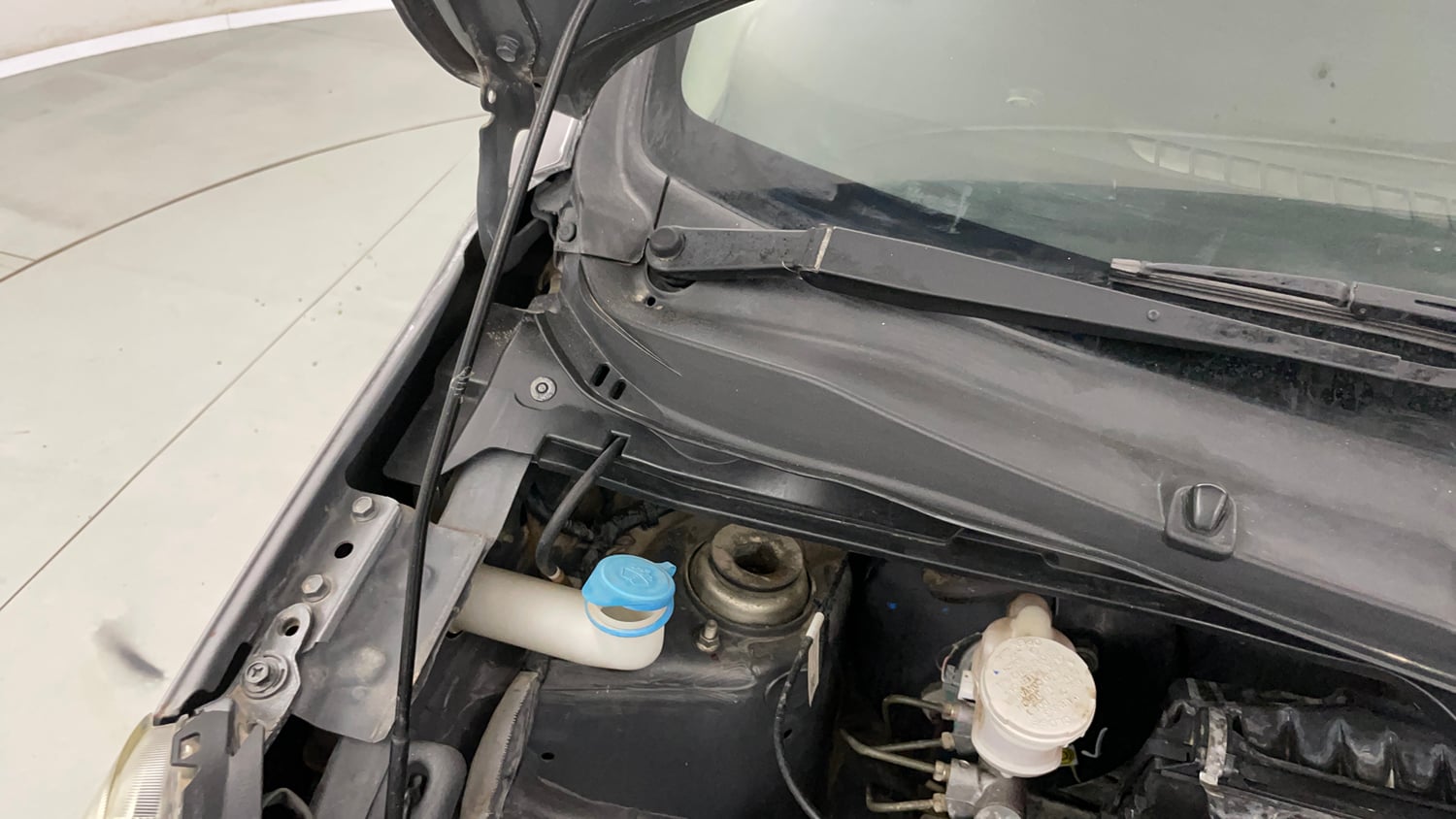 Used 2015 Maruti Suzuki Wagon R VXI Petrol Manual engine ENGINE RIGHT SIDE HINGE & APRON VIEW