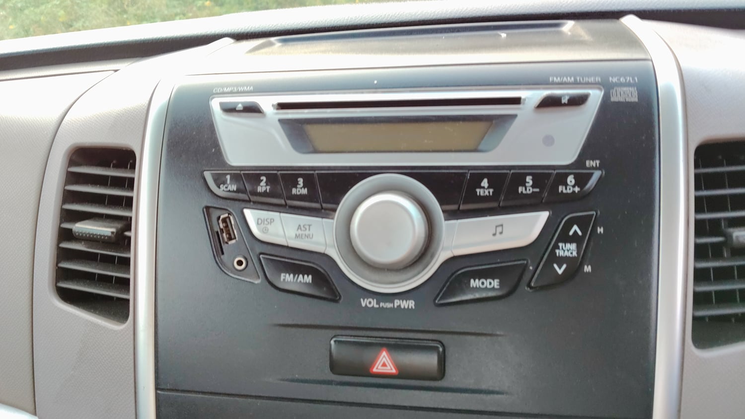 Used 2013 Maruti Suzuki Wagon R VXI Petrol Manual top_features Integrated (in-dash) music system