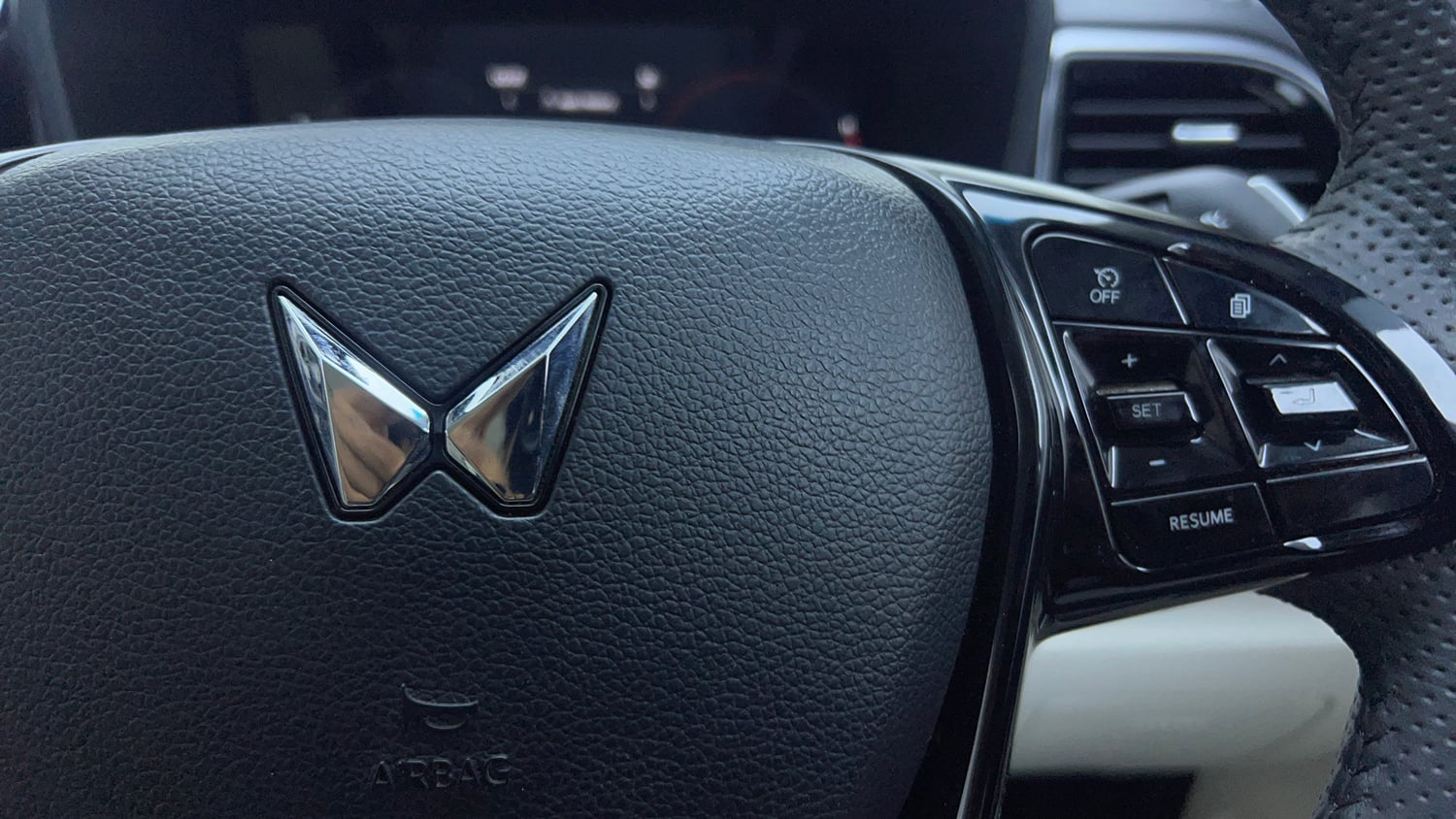 Used 2025 Mahindra XUV 3XO AX7 1.2 Petrol AT Petrol Automatic top_features Cruise control