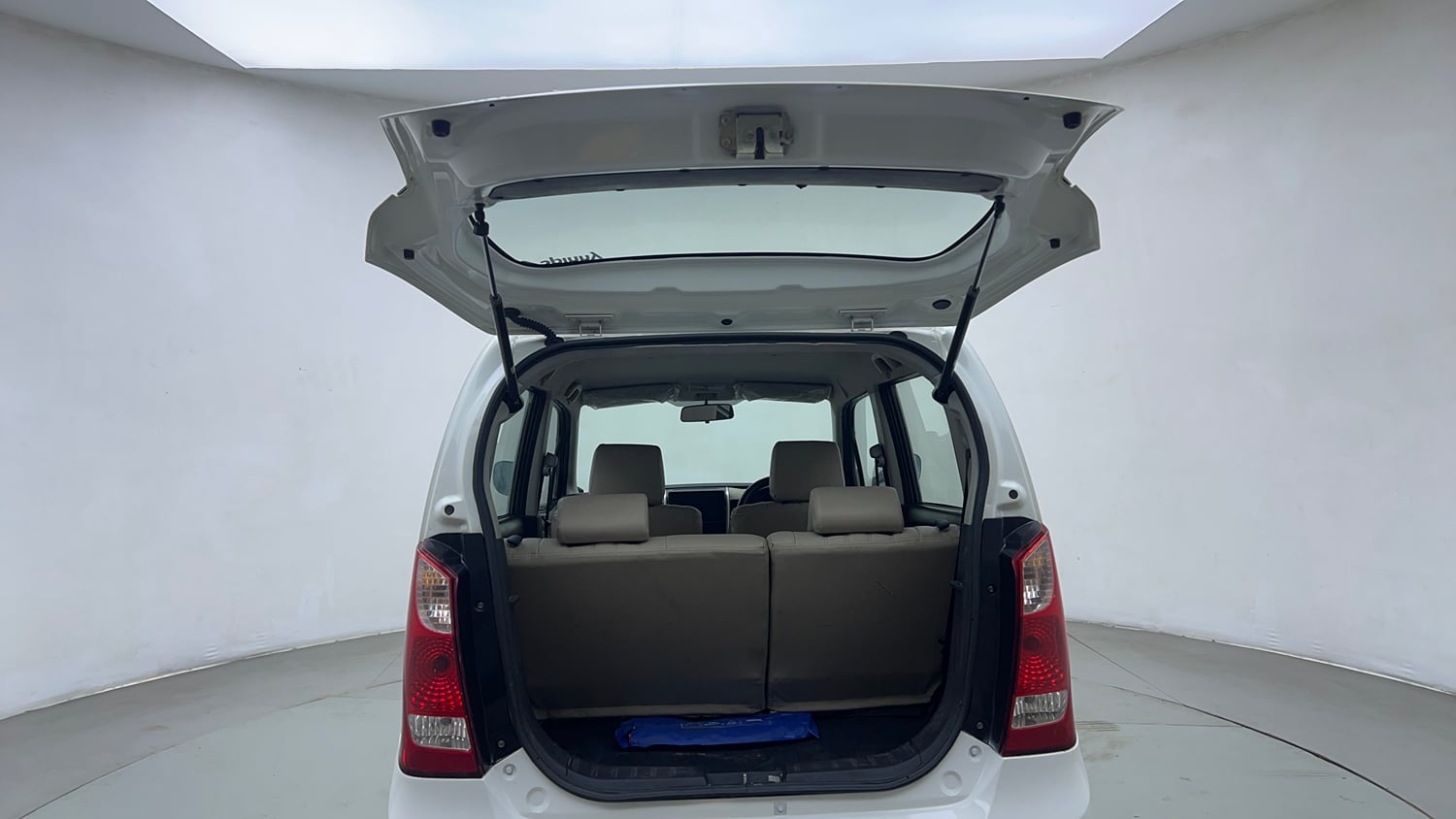 Used 2018 Maruti Suzuki Wagon R LXI Petrol Manual interior DICKY DOOR OPEN VIEW