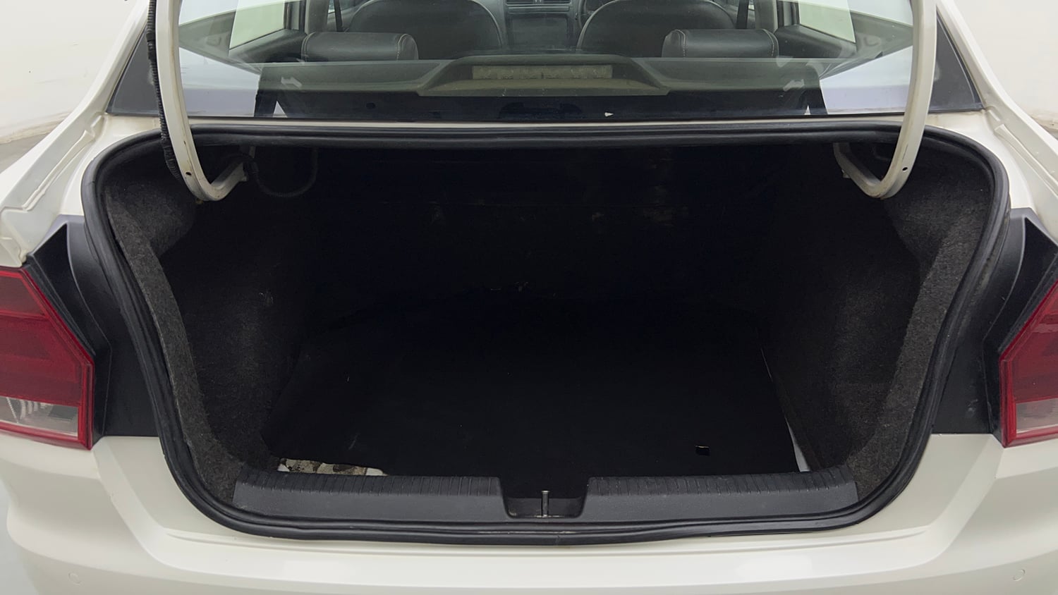 Used 2020 Volkswagen Ameo Trendline 1.0L (P) Petrol Manual interior DICKY INSIDE VIEW
