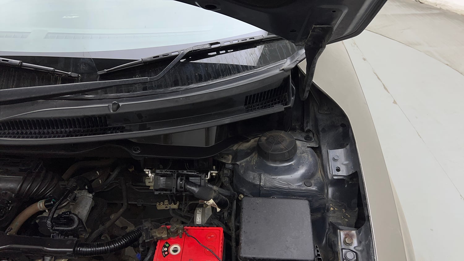 Used 2021 Maruti Suzuki Swift LXi Petrol Manual engine ENGINE LEFT SIDE HINGE & APRON VIEW