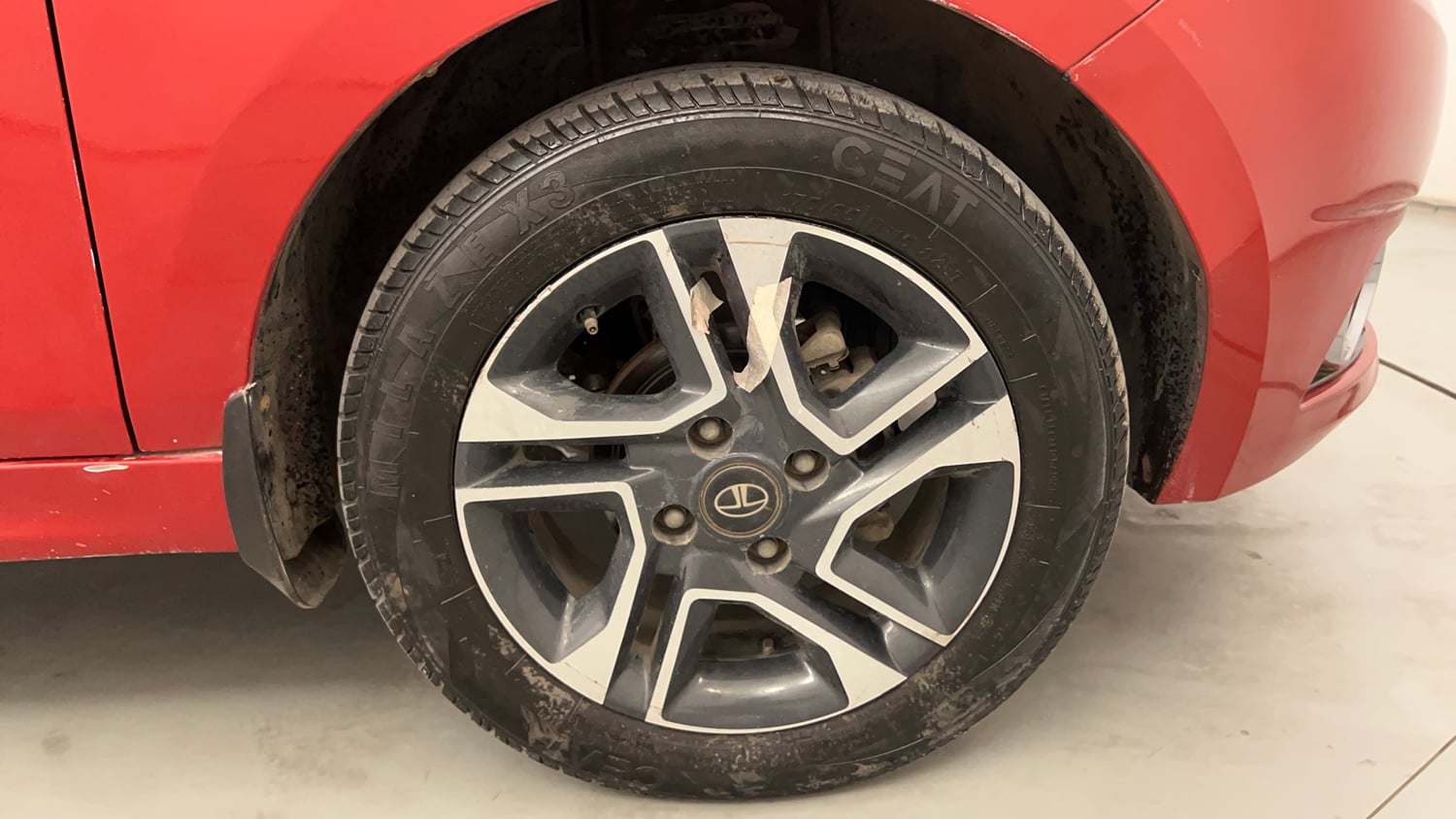 Used 2017 Tata Tigor Revotron XZ (O) Petrol Manual tyres RIGHT FRONT TYRE RIM VIEW