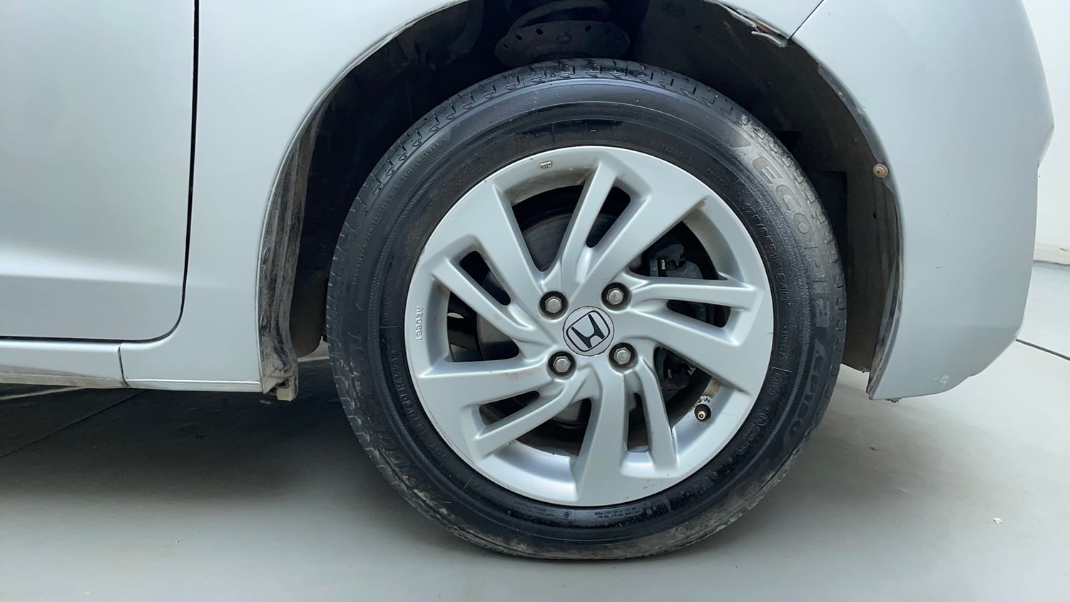 Used 2015 Honda Jazz V AT Petrol Petrol Automatic tyres RIGHT FRONT TYRE RIM VIEW