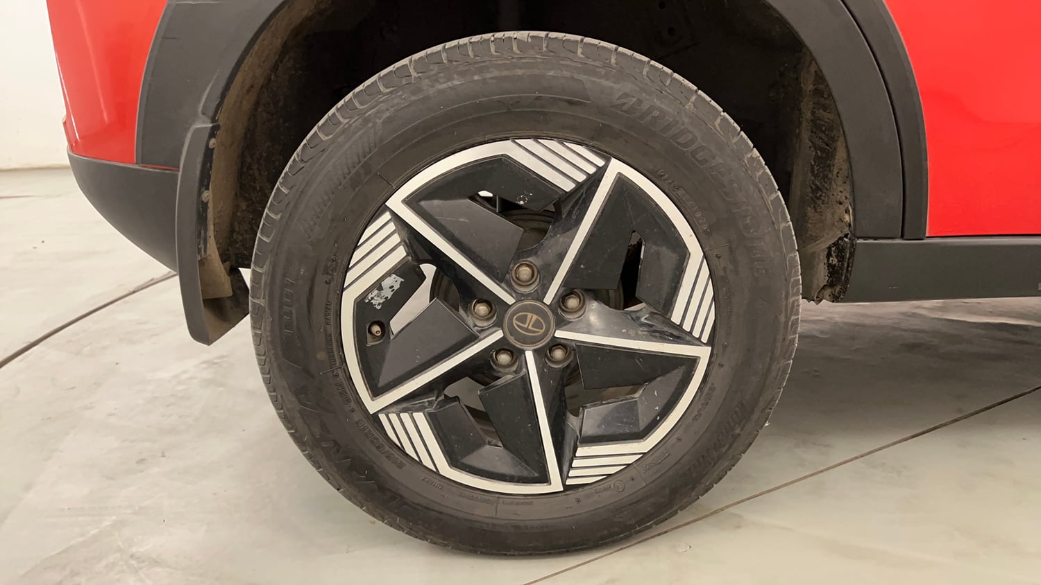 Used 2025 Tata Nexon Fearless Plus S 1.5 Revotorq Diesel 6MT DT Diesel Manual tyres RIGHT REAR TYRE RIM VIEW