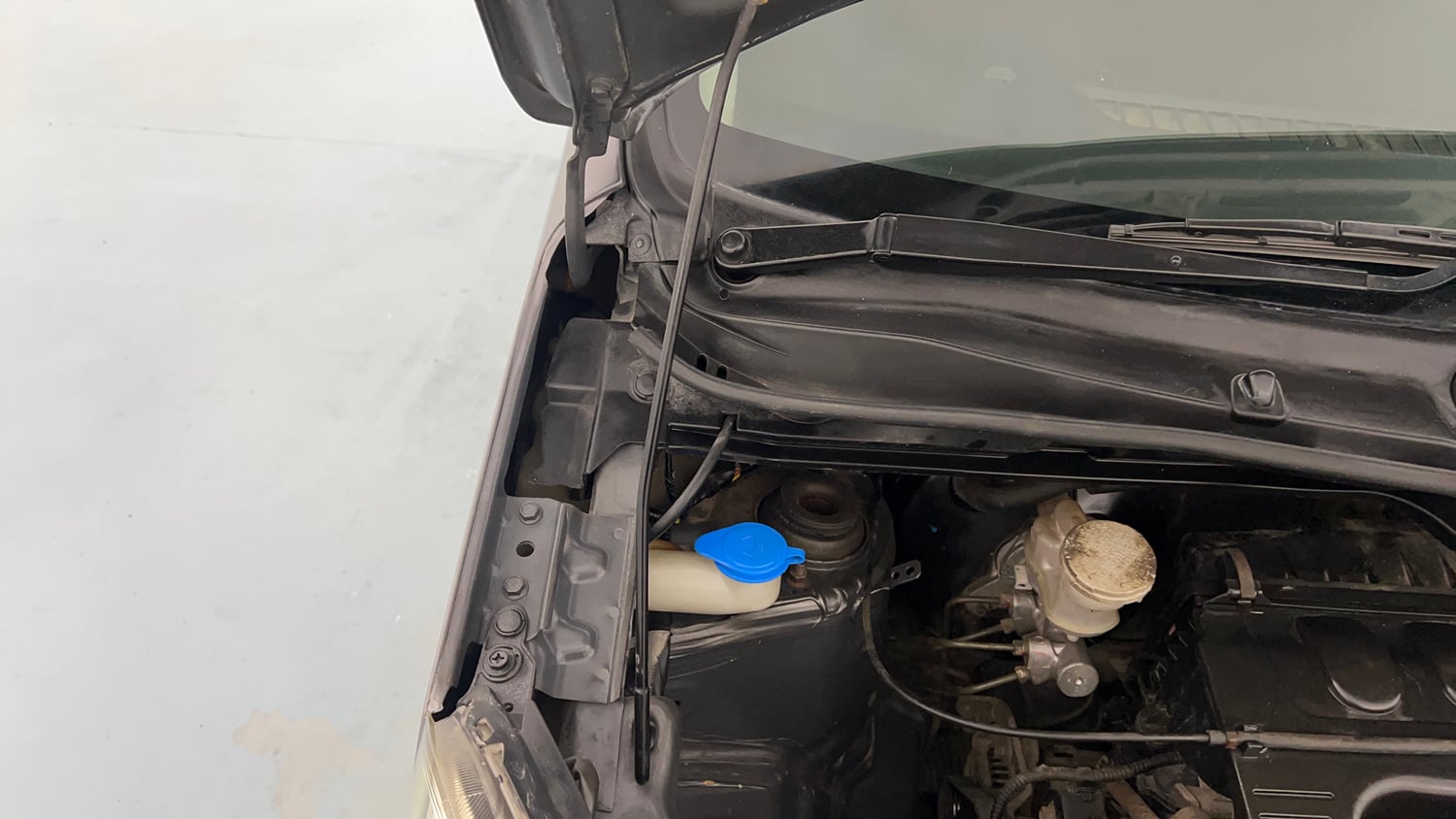 Used 2015 Maruti Suzuki Wagon R VXI Petrol Manual engine ENGINE RIGHT SIDE HINGE & APRON VIEW