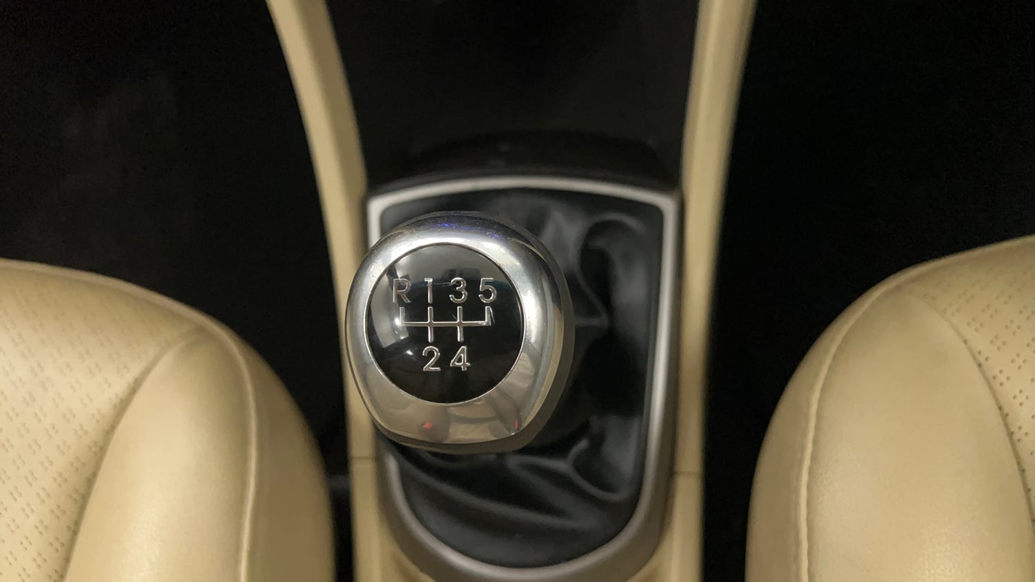 Used 2015 Hyundai Fluidic Verna 4S 1.6 VTVT SX Petrol Manual interior GEAR  KNOB VIEW