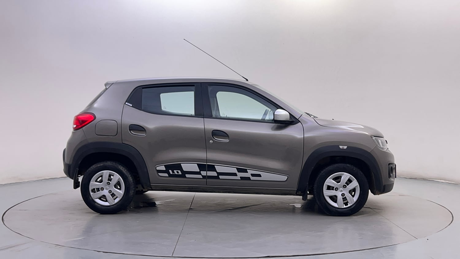 Used 2018 Renault Kwid 1.0 RXT AMT Opt Petrol Automatic exterior RIGHT SIDE VIEW
