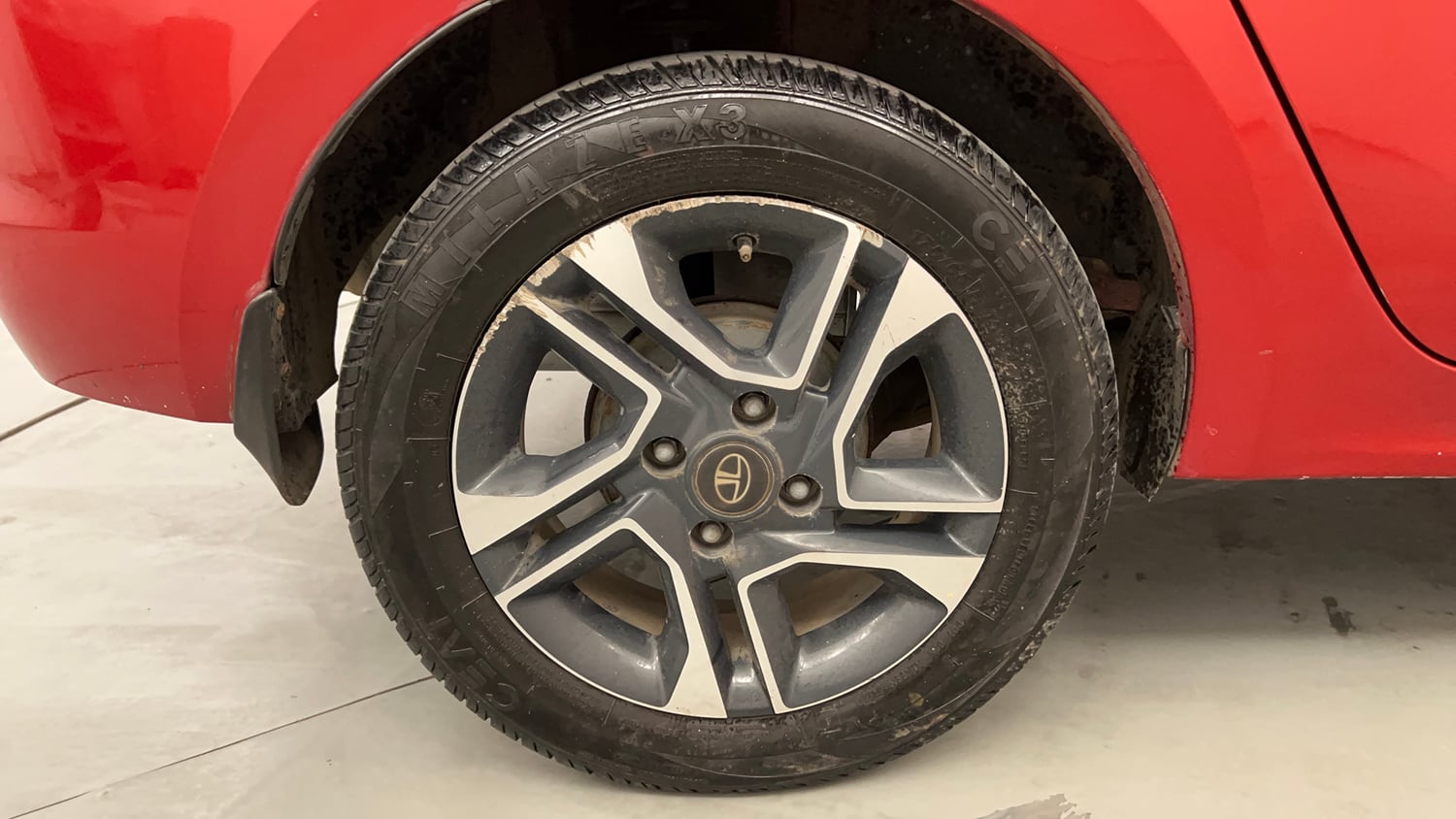 Used 2017 Tata Tigor Revotron XZ (O) Petrol Manual tyres RIGHT REAR TYRE RIM VIEW