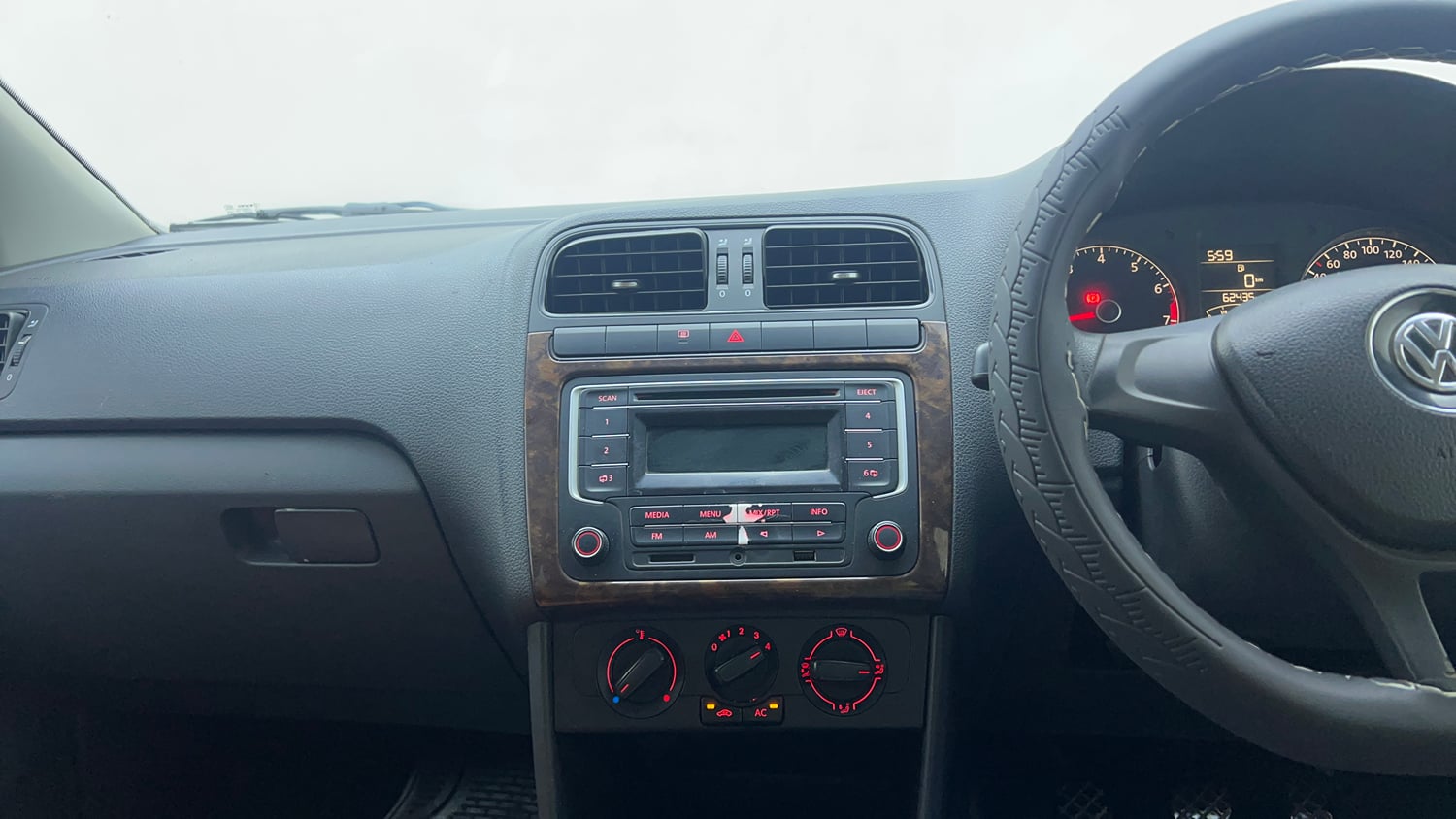 Used 2014 Volkswagen Polo Comfortline 1.2L (P) Petrol Manual top_features Integrated (in-dash) music system