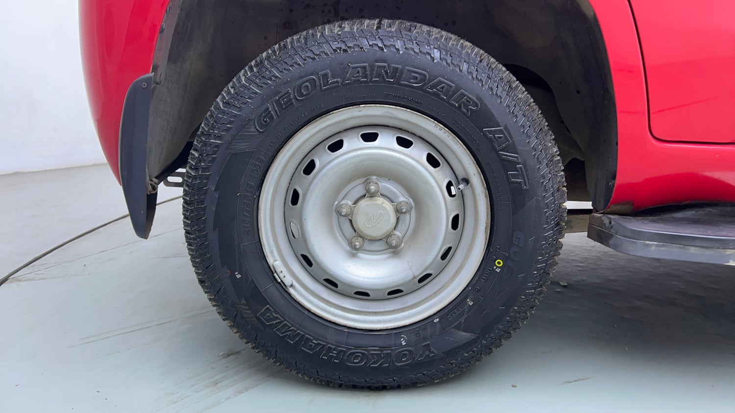 Used 2020 Mahindra TUV300 T4 Plus Diesel Manual tyres RIGHT REAR TYRE RIM VIEW
