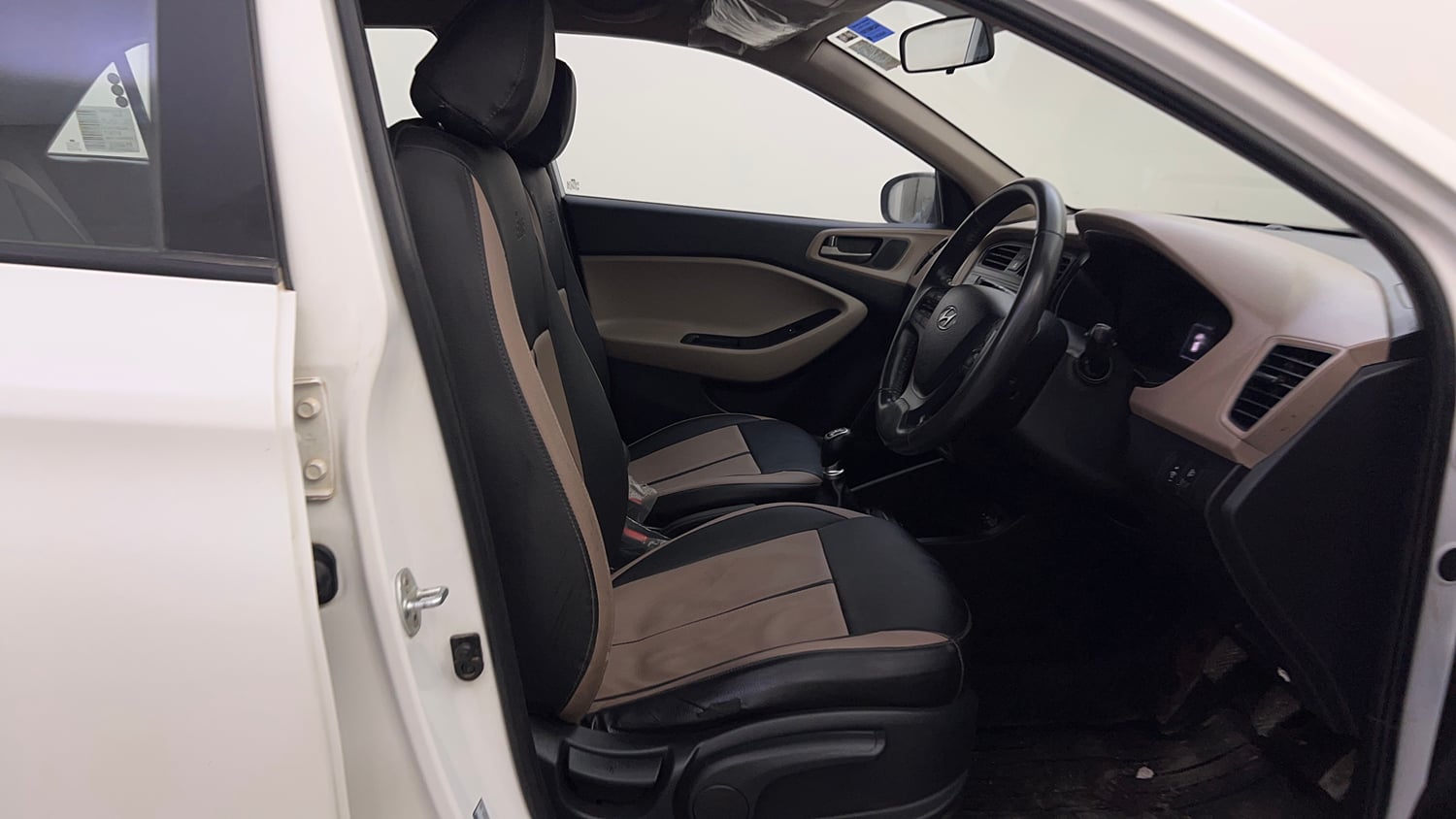 Used 2017 Hyundai Elite i20 Asta 1.2 (O) Petrol Manual interior RIGHT SIDE FRONT DOOR CABIN VIEW