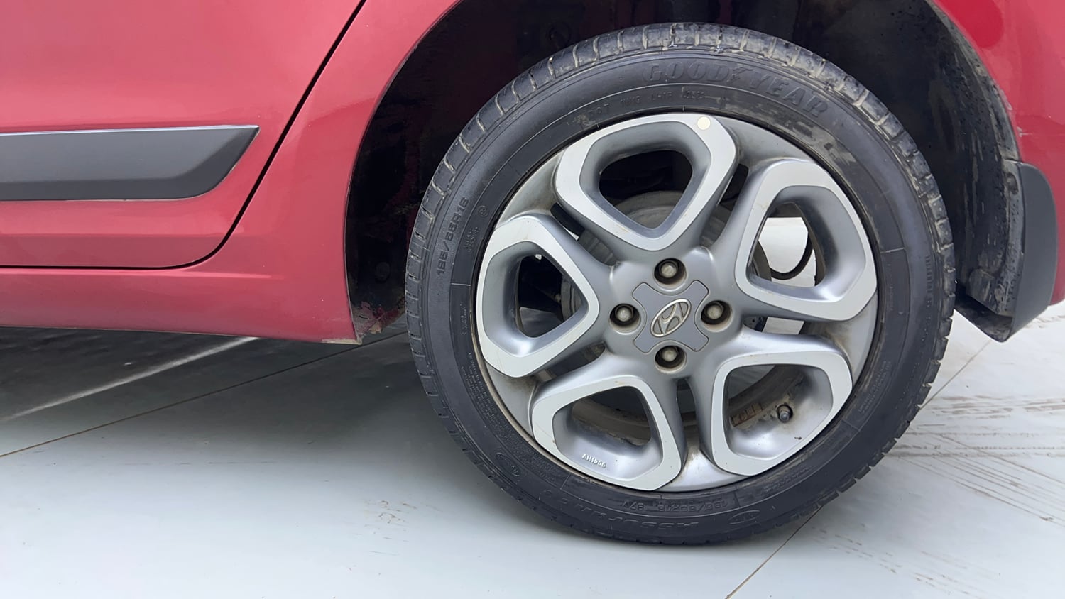 Used 2018 Hyundai Elite i20 Asta 1.2 (O) Petrol Manual tyres LEFT REAR TYRE RIM VIEW