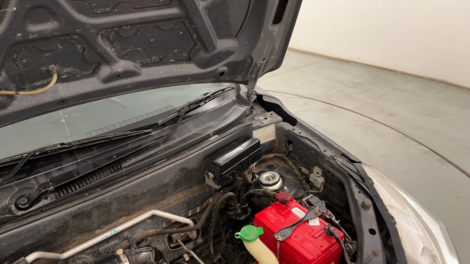 Used 2015 Maruti Suzuki Alto K10 VXi Petrol Manual engine ENGINE LEFT SIDE HINGE & APRON VIEW