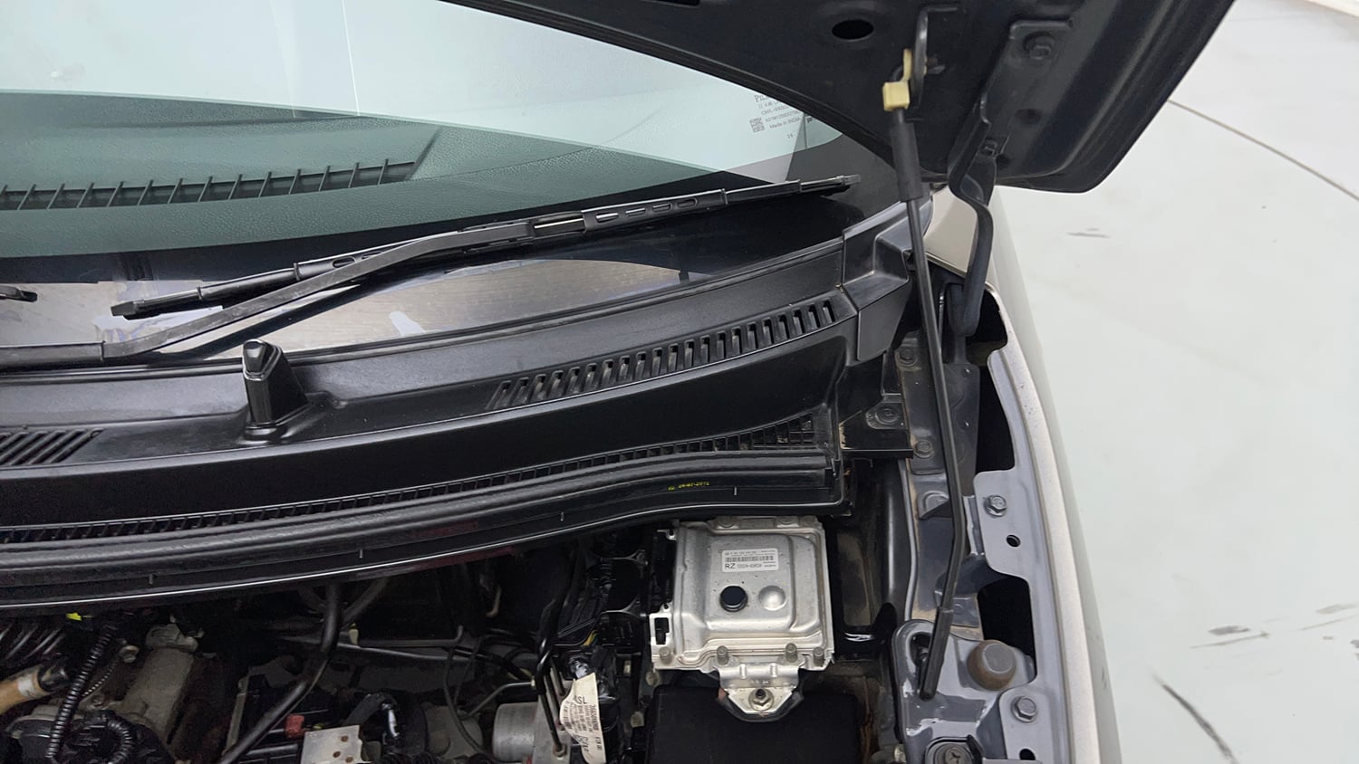 Used 2019 Maruti Suzuki Wagon R VXi (O) 1.2 AMT Petrol Automatic engine ENGINE LEFT SIDE HINGE & APRON VIEW